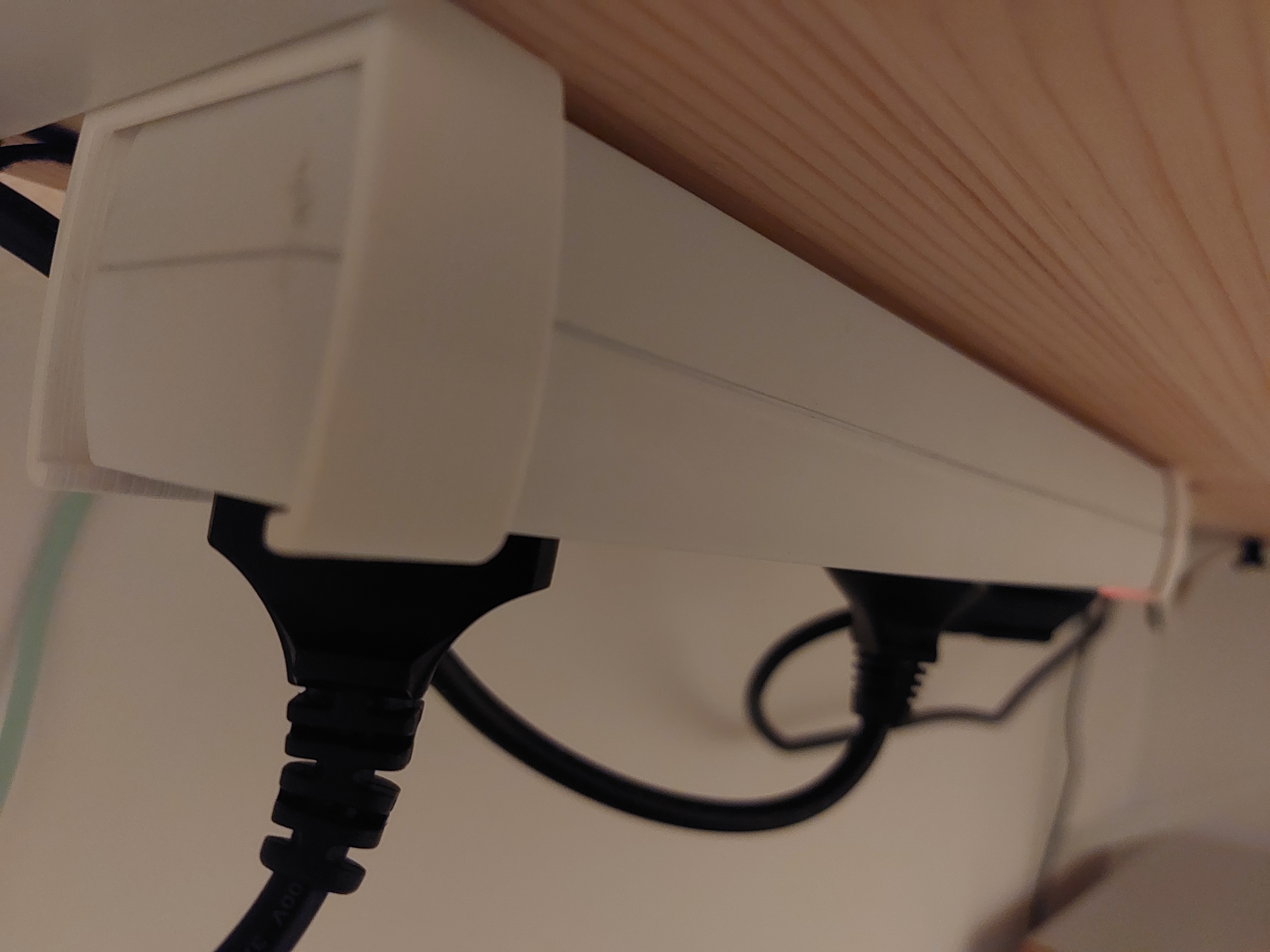 power strip holder / Steckdosenleisten halter