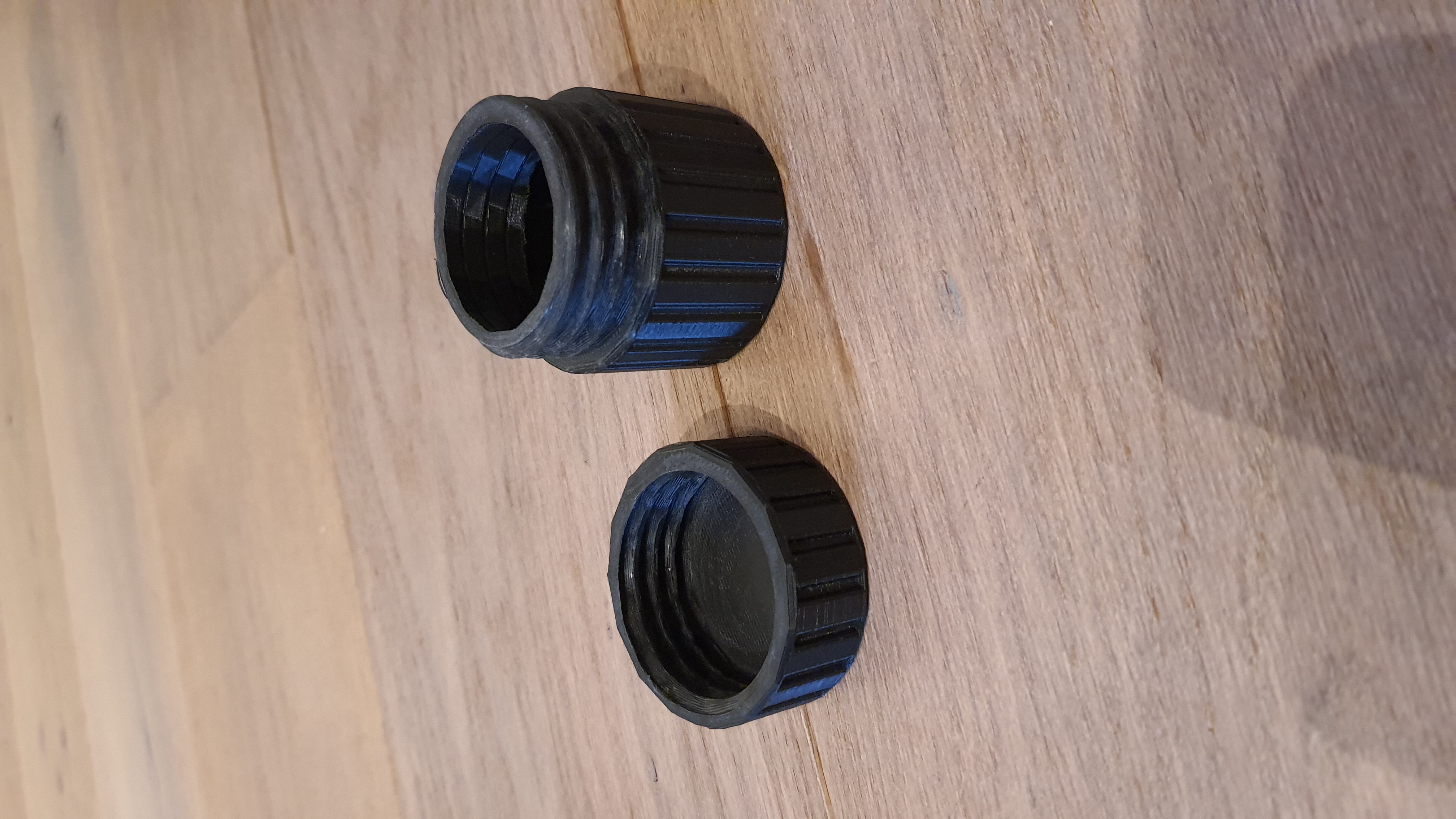 Miniatura 2 do modelo 3D container with screw cap