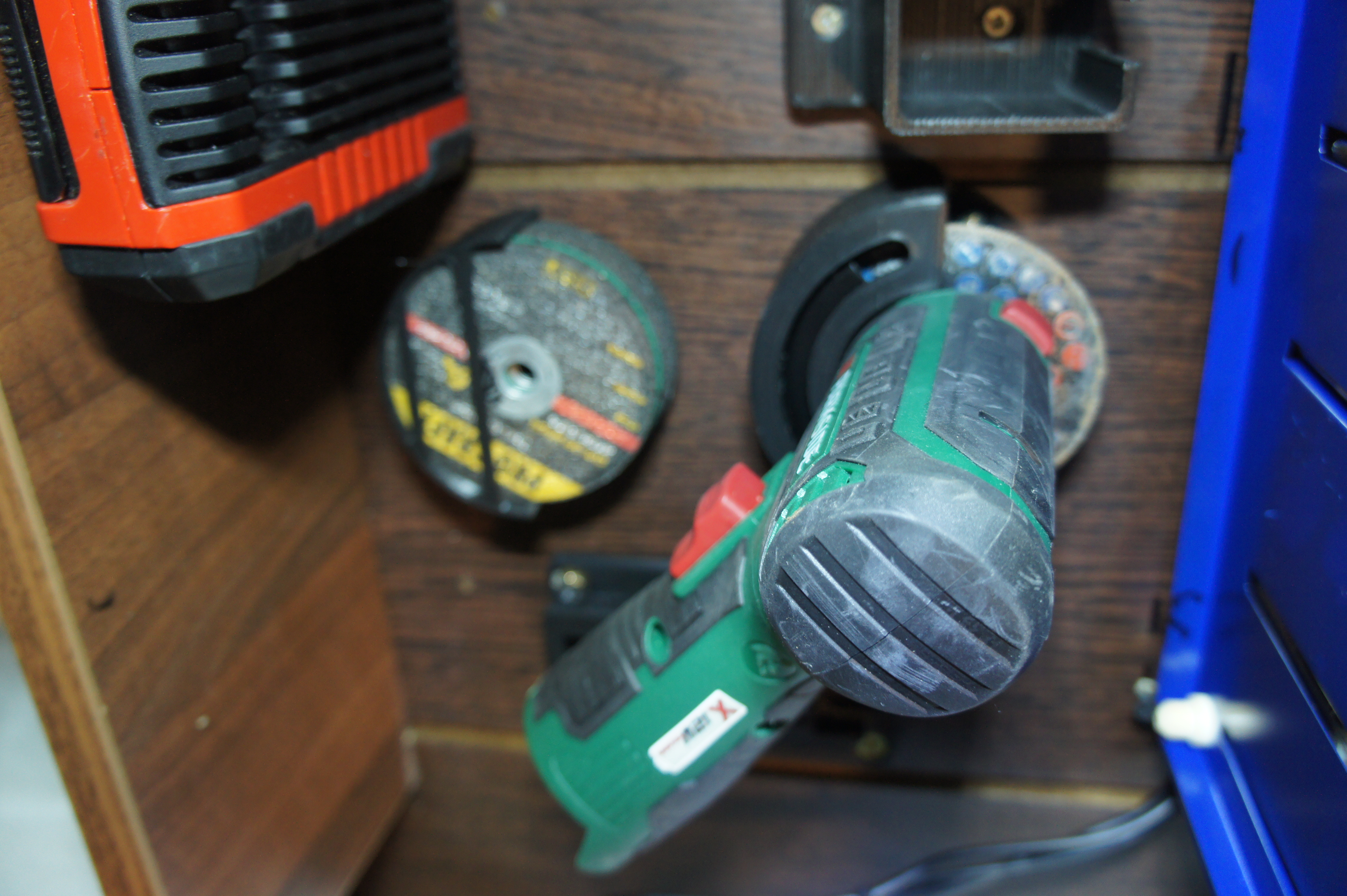 wall-mounted holder/magazine for saw/grinding discs