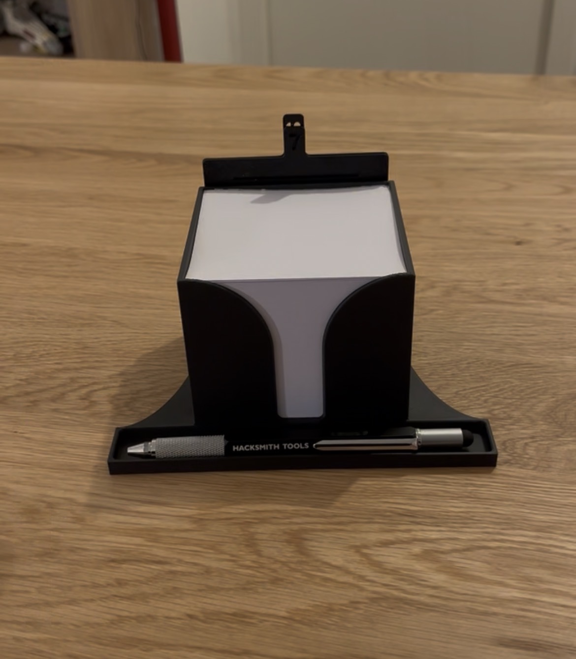 Post-it holder for 90×90 mm notes, featuring an integrated to-do list plate (7 or 10 lines) and a built-in pen holder.