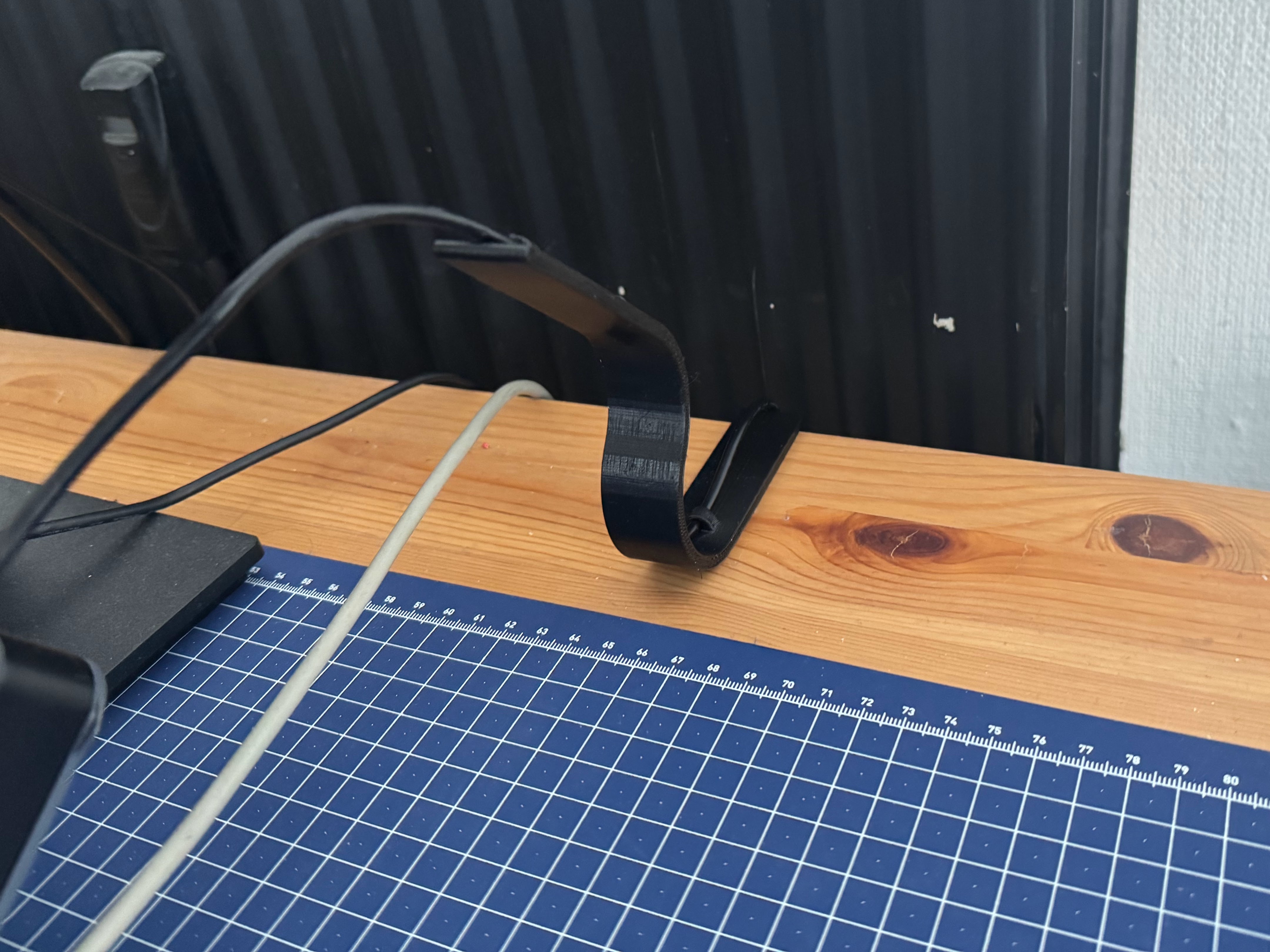 Simple mouse bungee