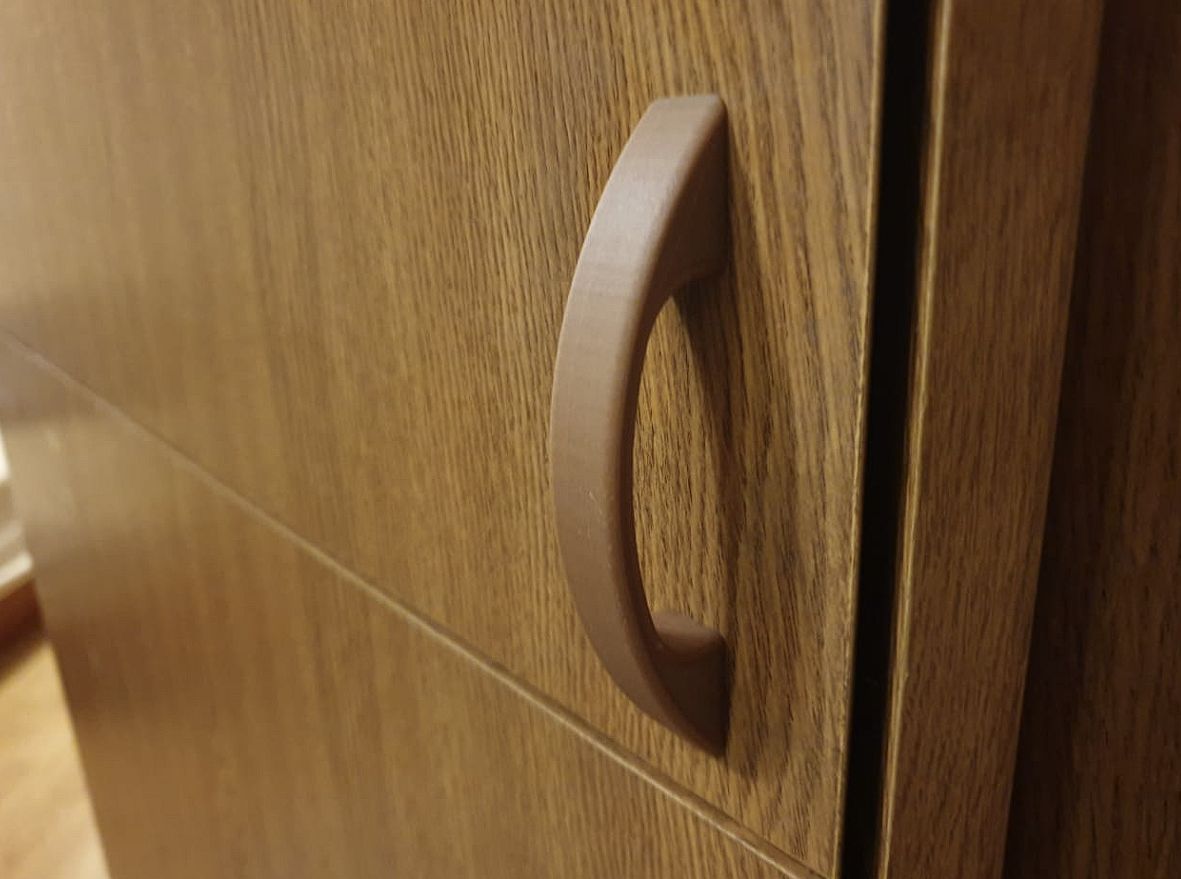 Klika na dveře skříně nebo klika na komodu.