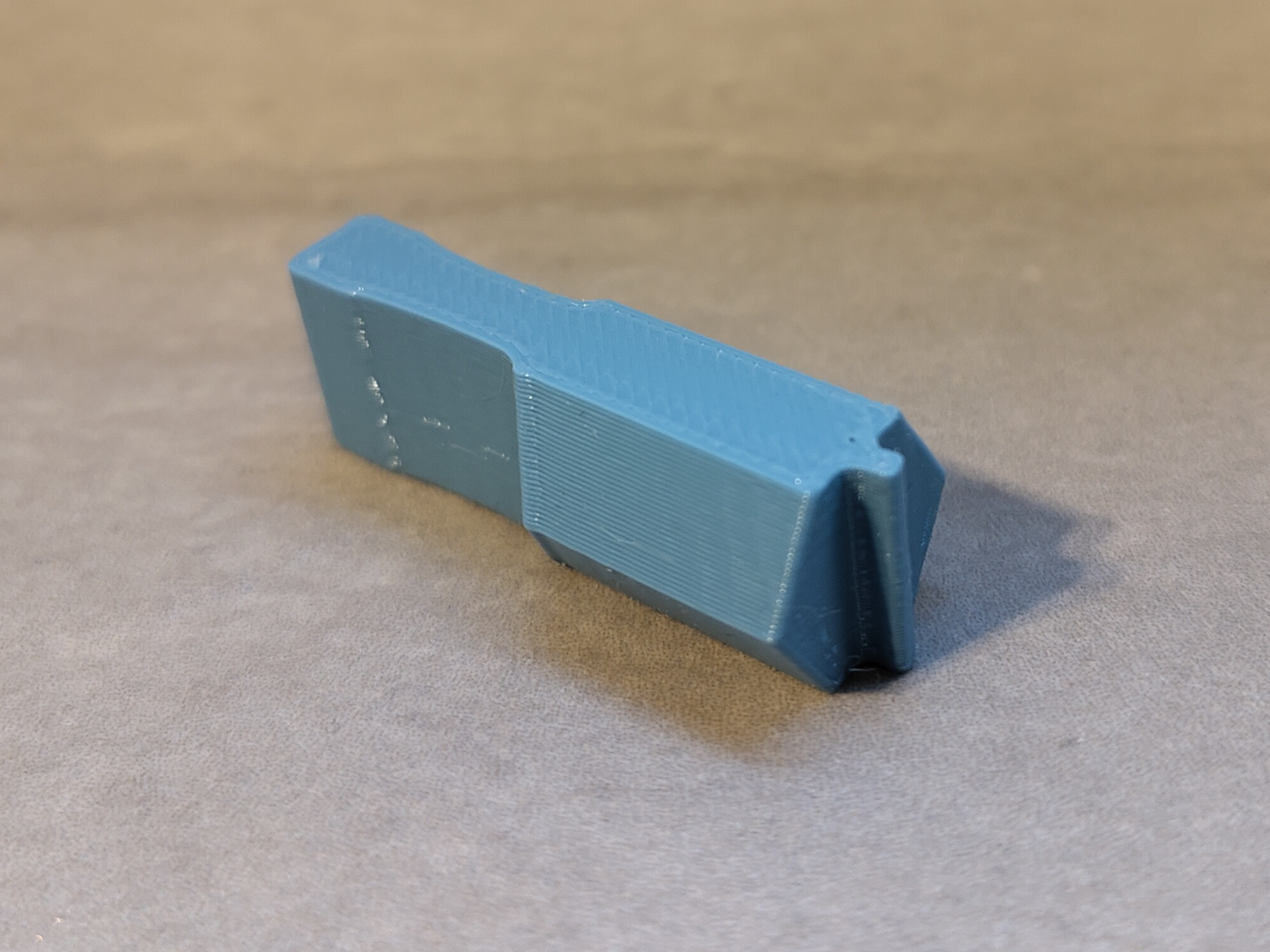 Screwdriver for slotted quarter-turn fastener