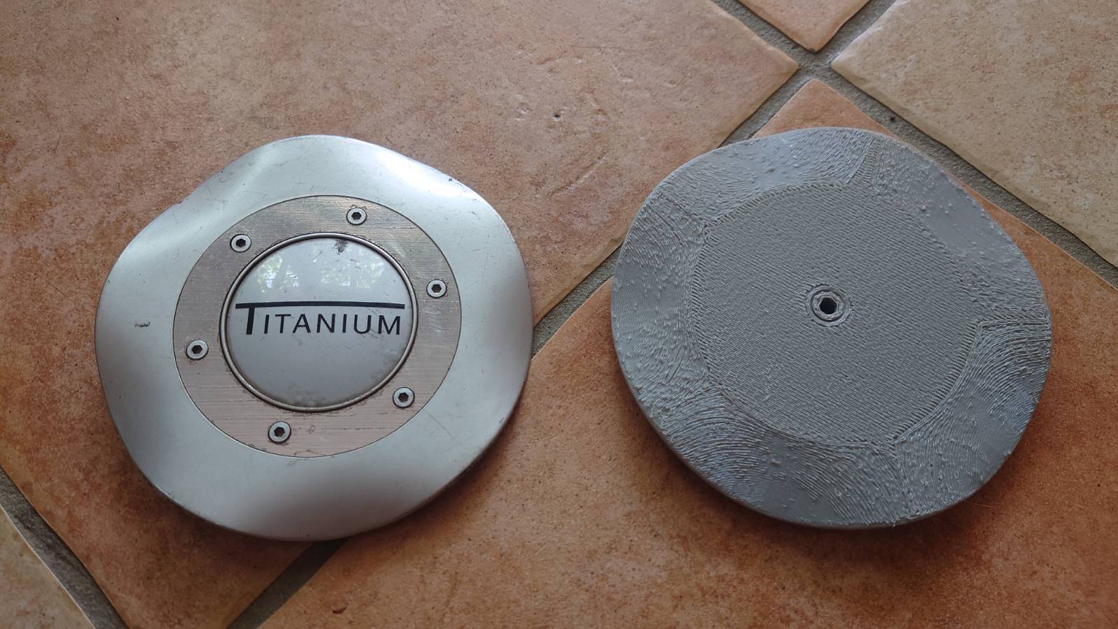 Wheel hub cap on an Audi 100