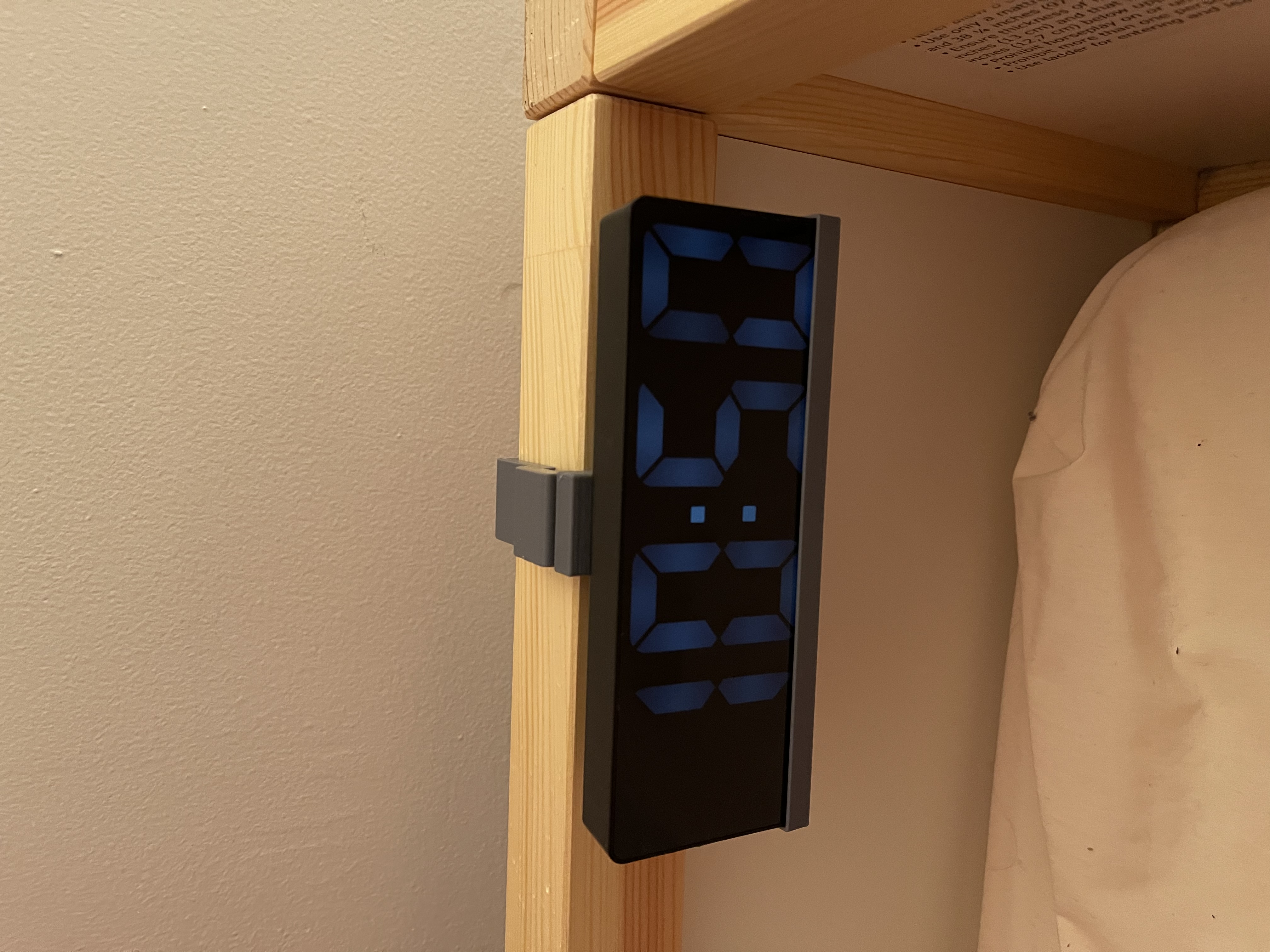 Kura small shelf/clock table