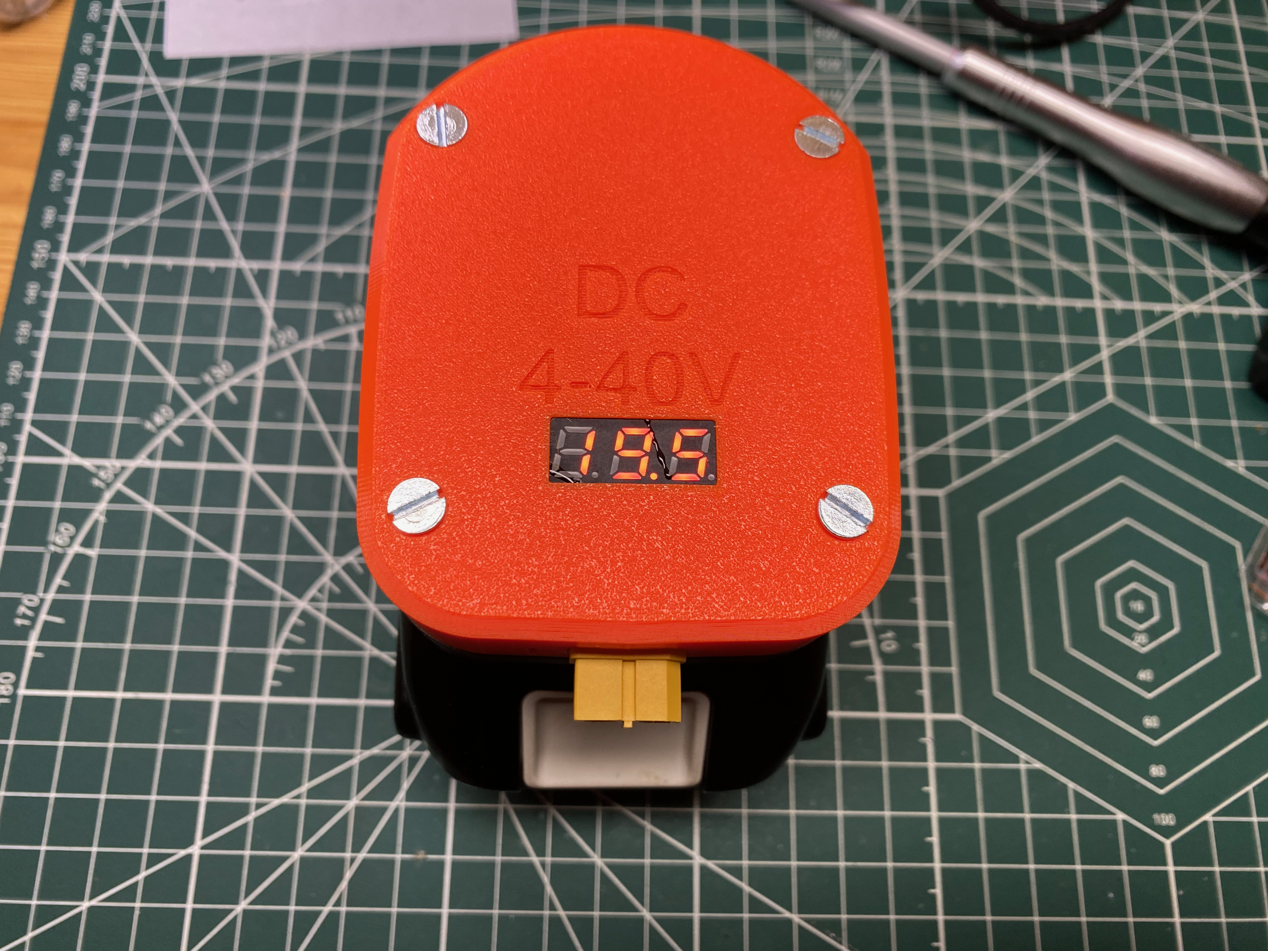 Makita BL18xx Adapter mit Gewindebuchsen M4 - mit Voltmeter