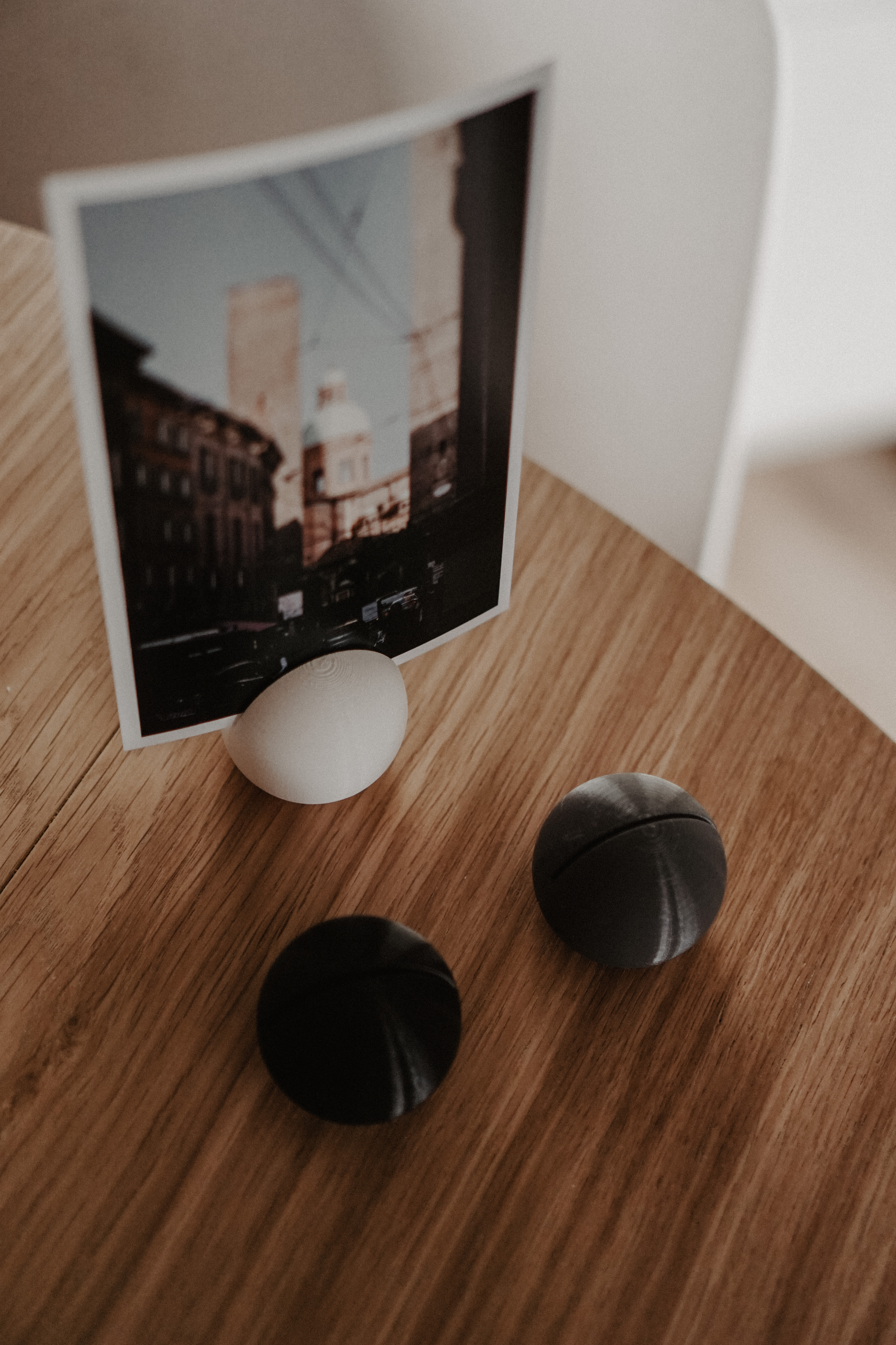 Sphere shaped photo stand