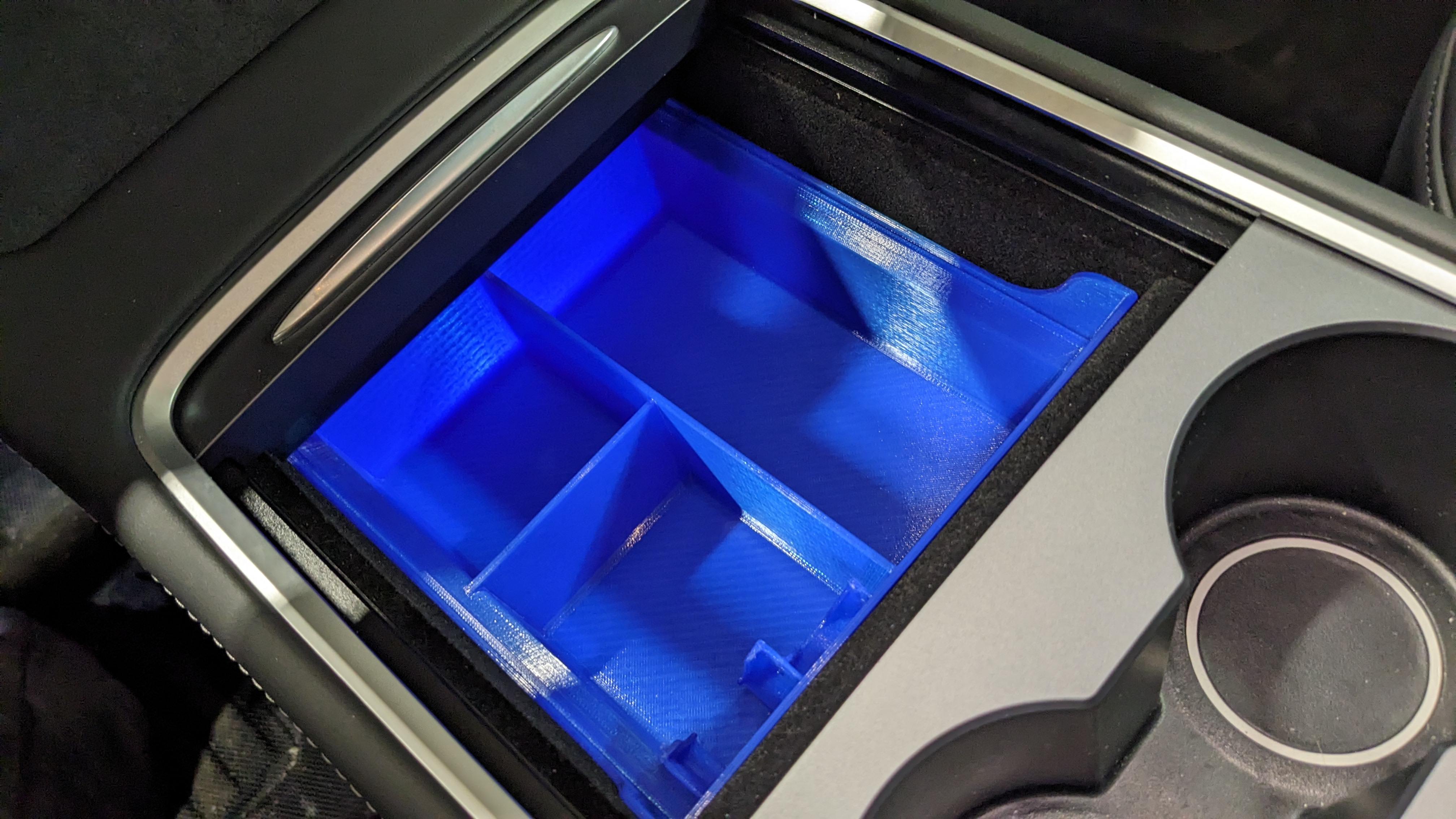 Sliding tray for center console of Model Y/Model 3