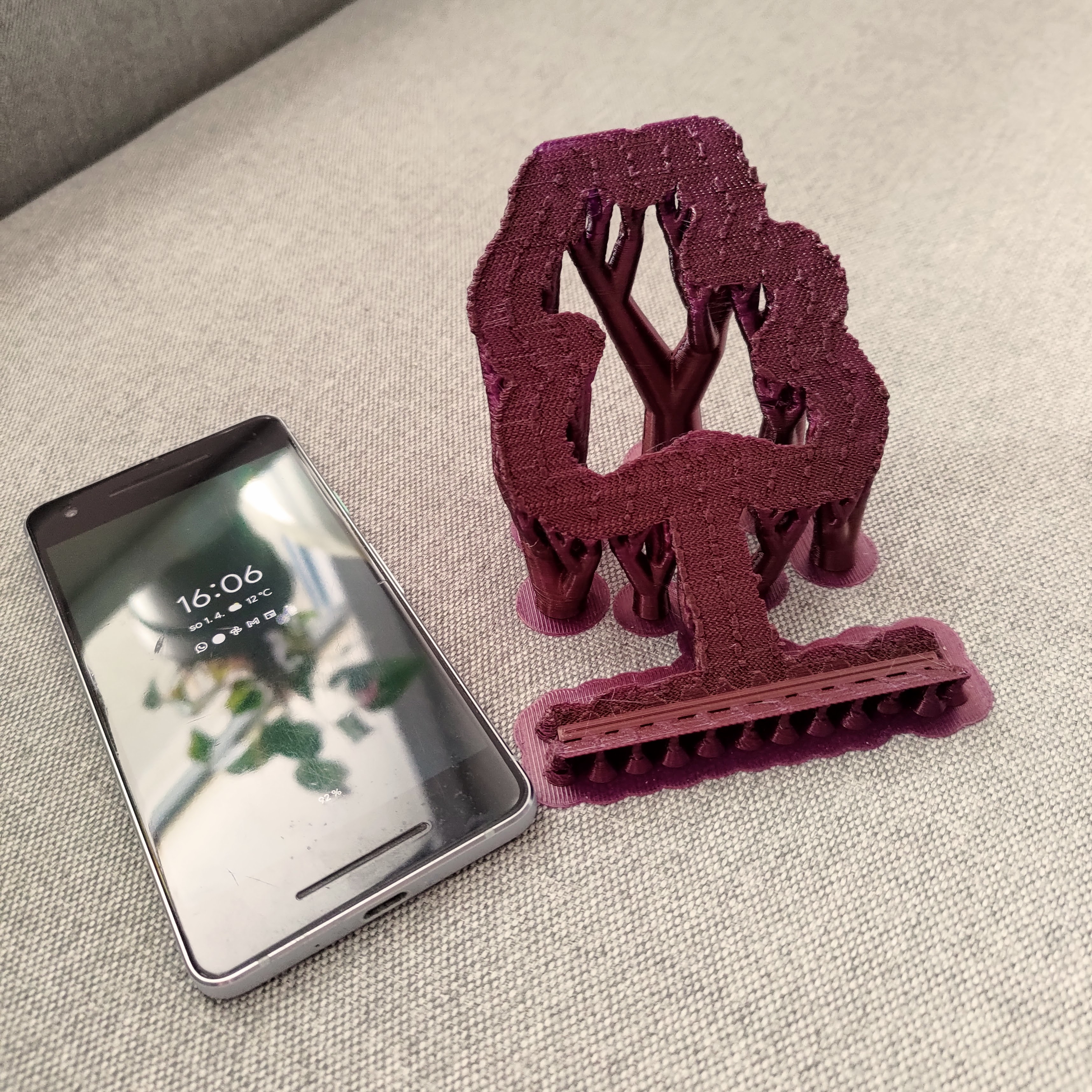 Tree Phone Stand: Organic Supports Demonstration