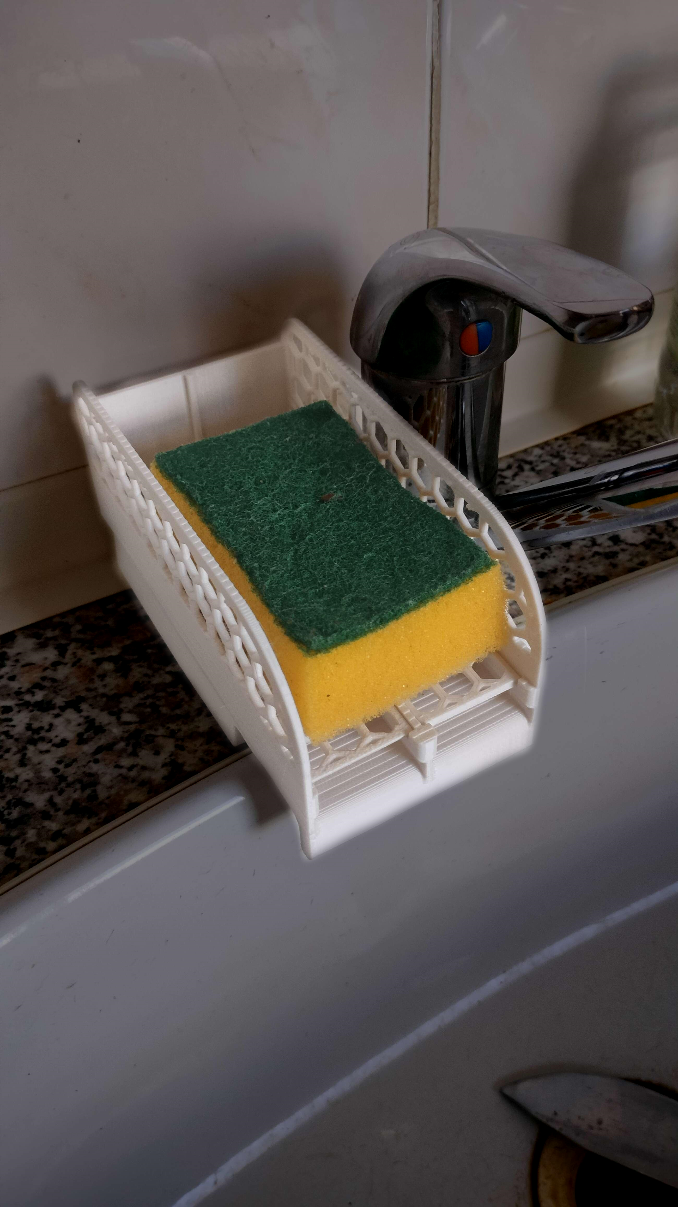 Sponge holder with wider space