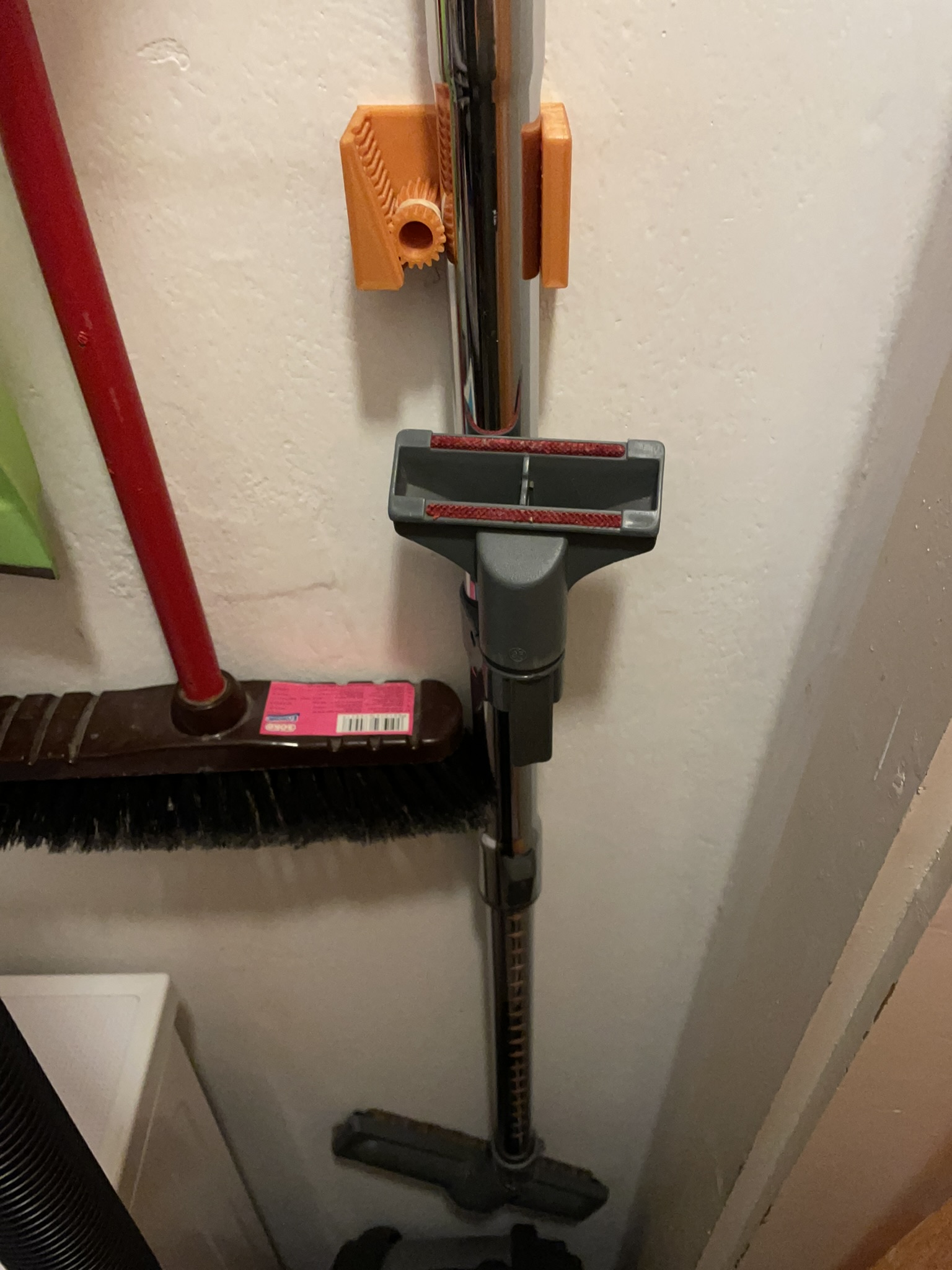 Vacuum cleaner pipe holder diameter 35 mm by Jan Chocholouš Download