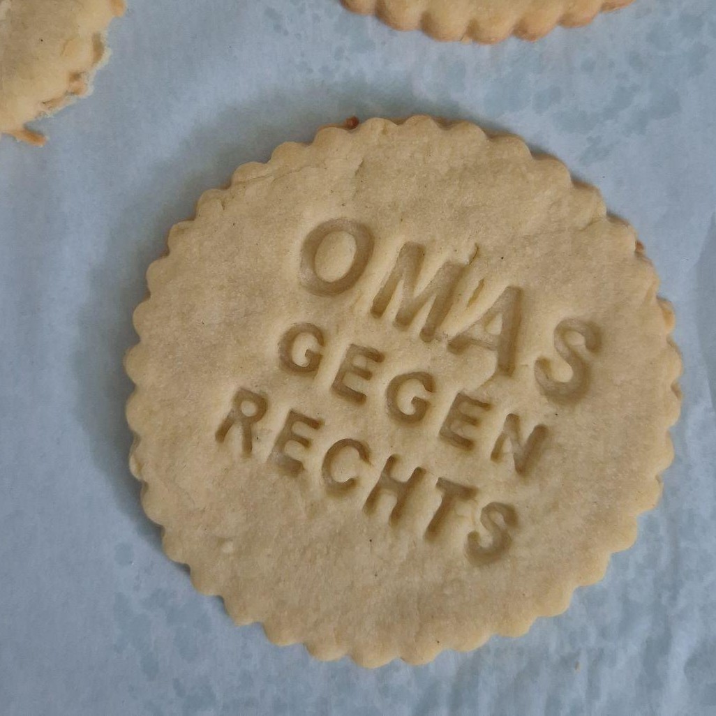 Omas gegen Rechts Keksausstecher 85mm