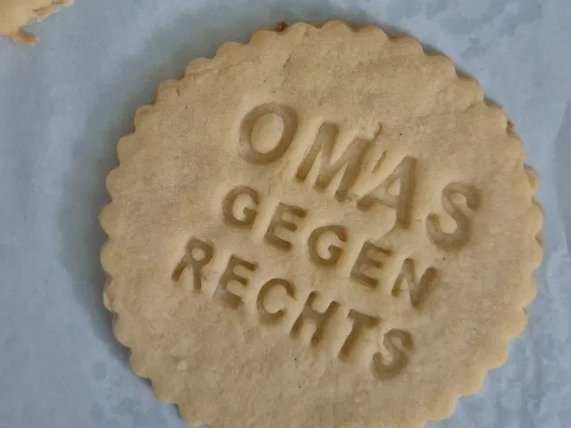 Omas gegen Rechts Keksausstecher 85mm
