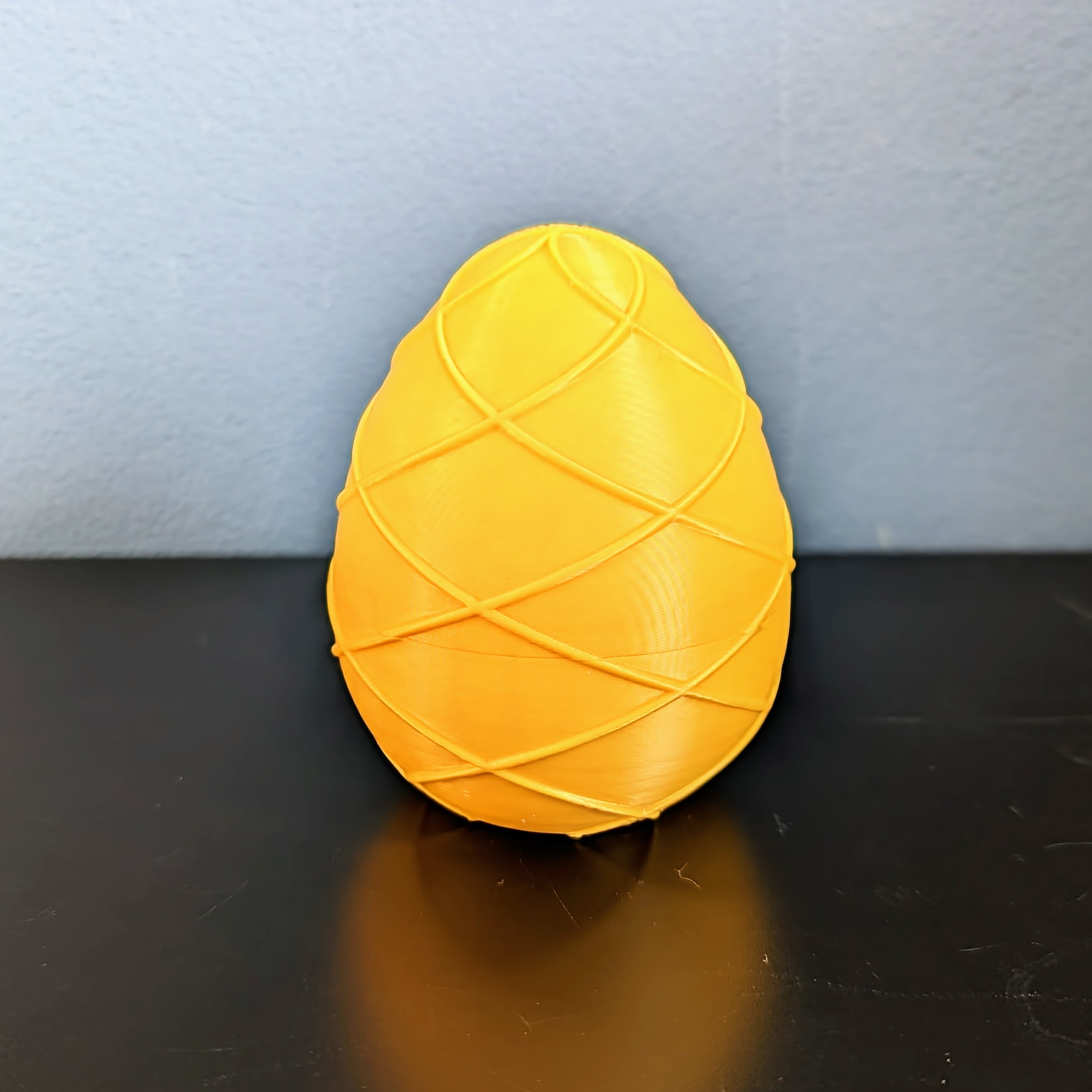 Decorated threaded hollow easter egg