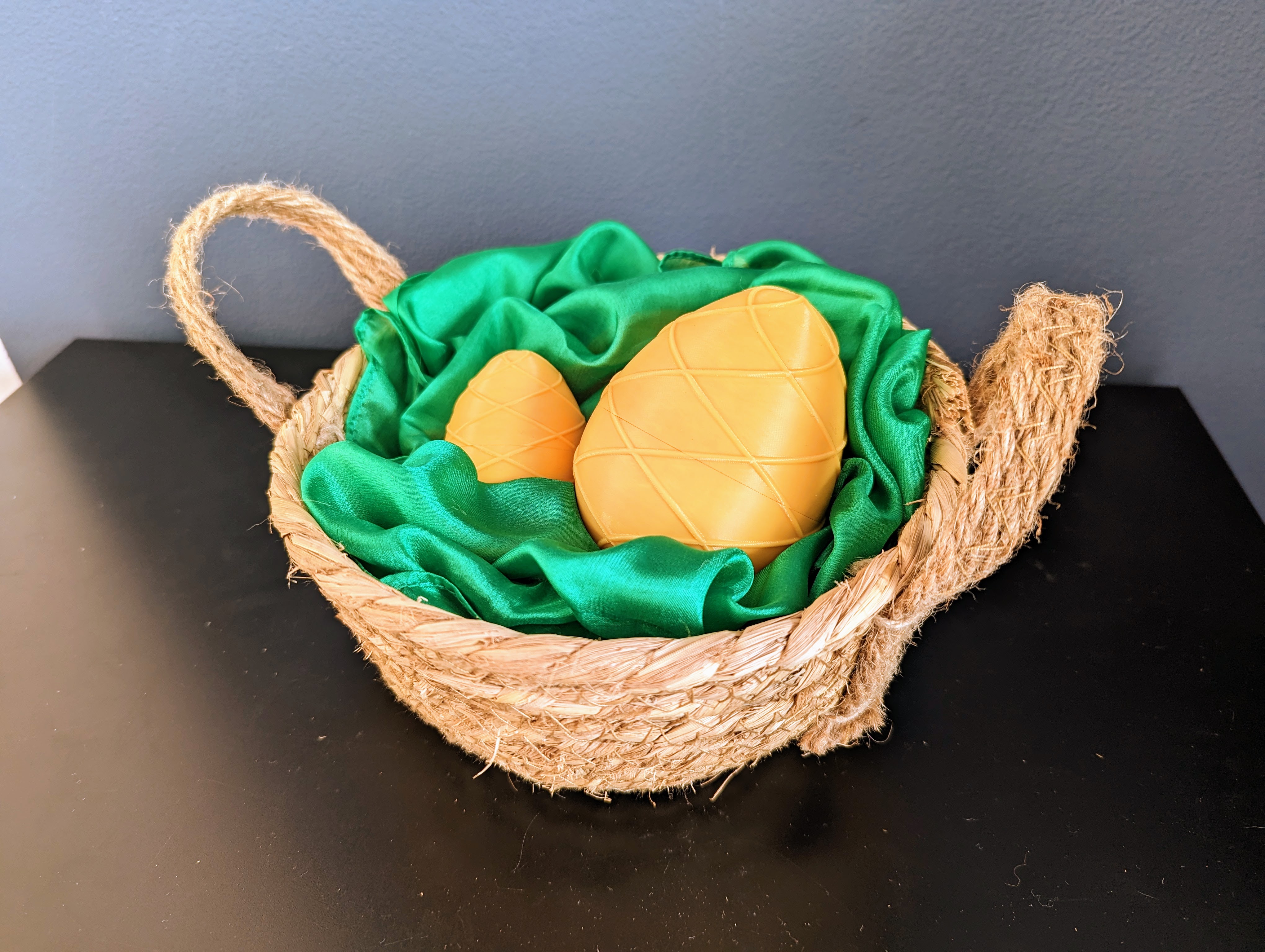 Miniatura 2 do modelo 3D Decorated threaded hollow easter egg