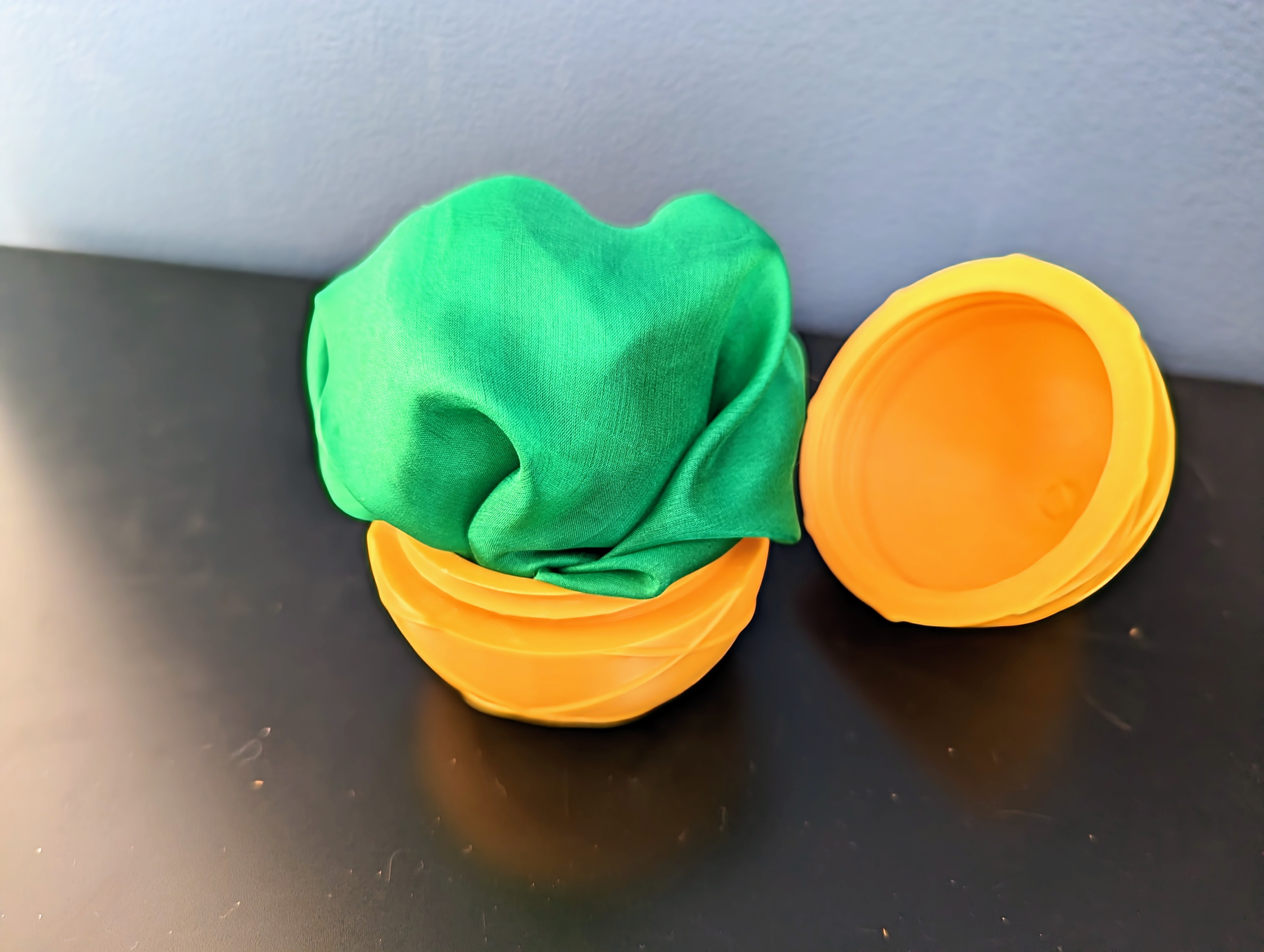 Miniatura 4 do modelo 3D Decorated threaded hollow easter egg