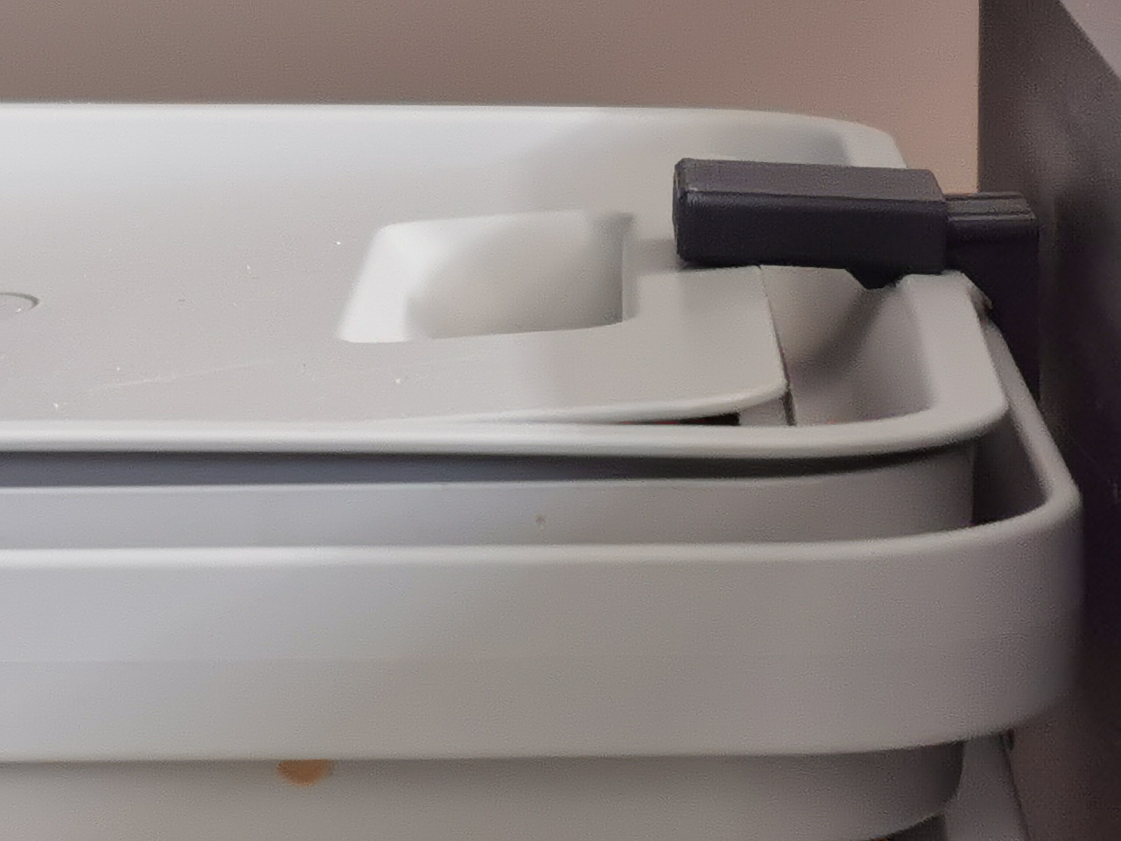 Lid lock/restrainer for IKEA Hållbar