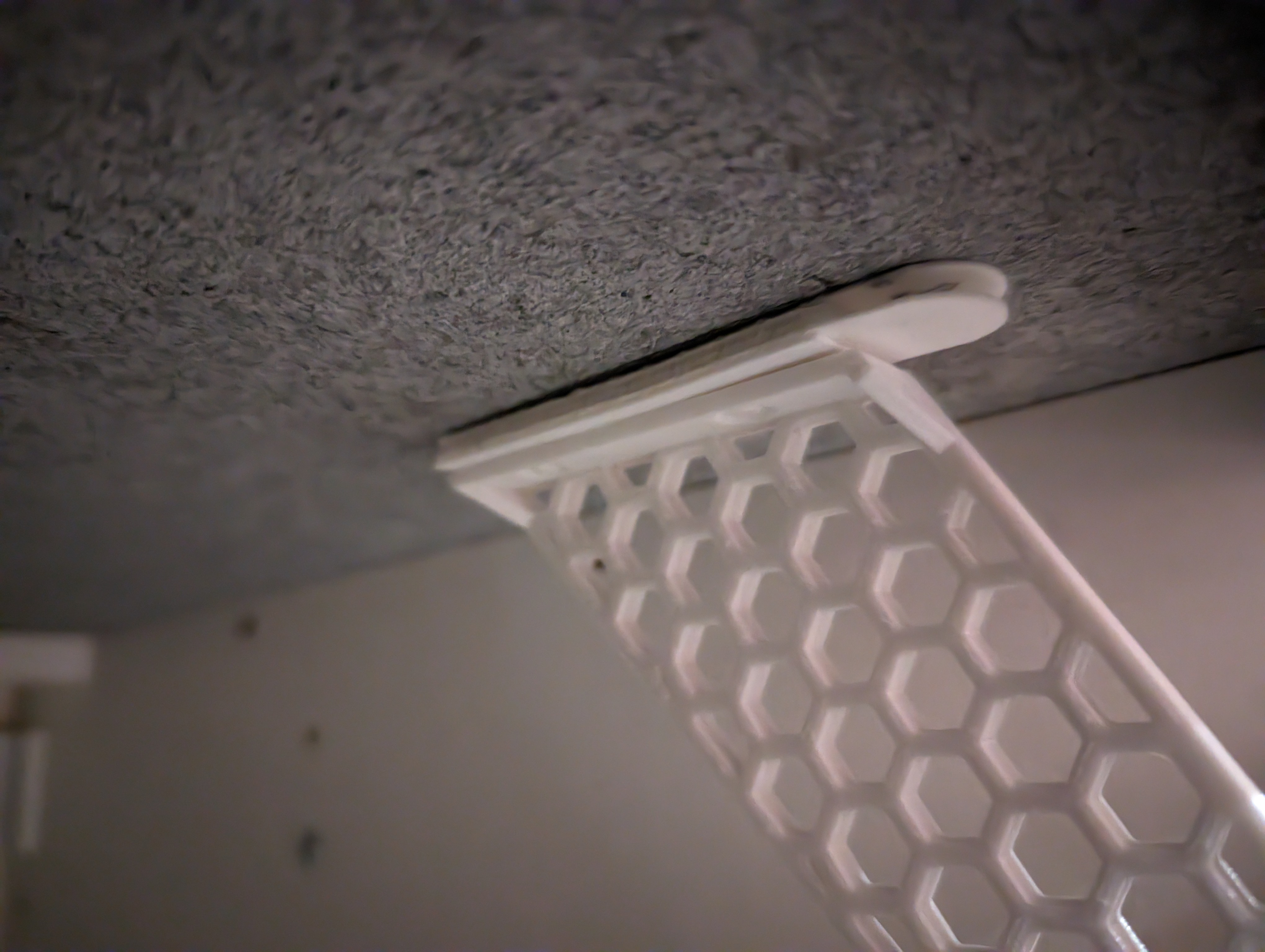 Paper Towel Holder Command Strip Plate by DAWilkins Download free STL