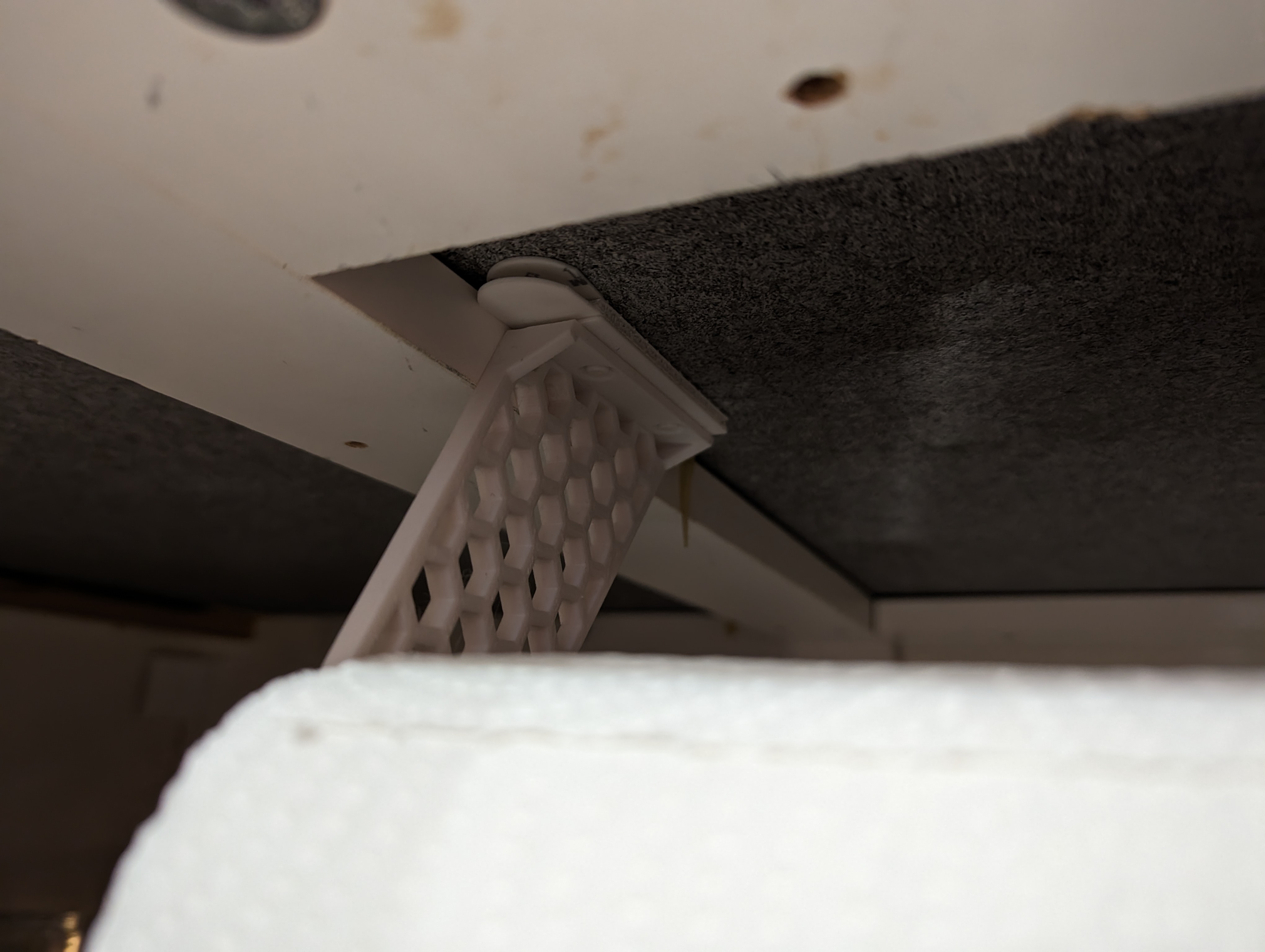 Paper Towel Holder Command Strip Plate by DAWilkins Download free STL