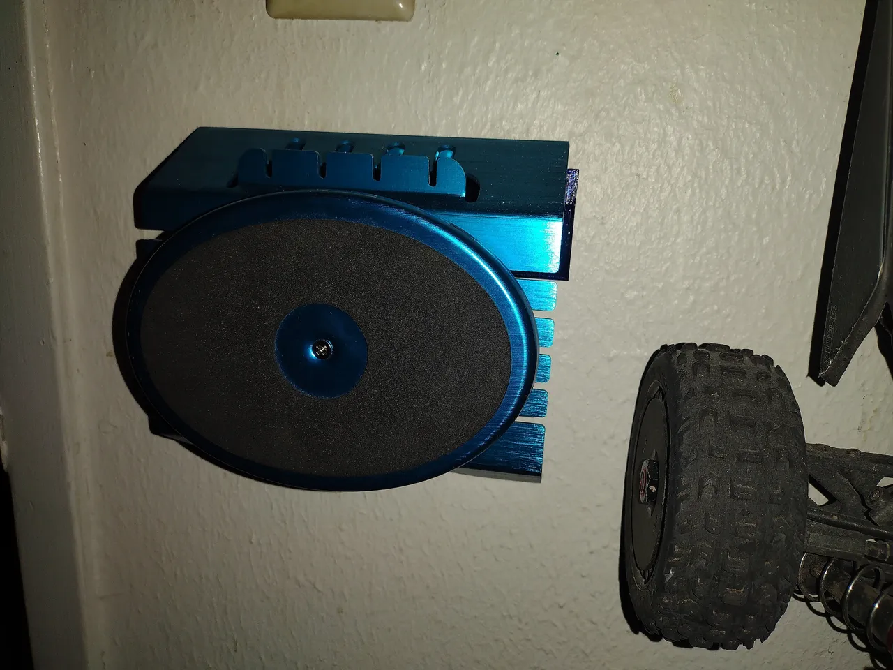 RC CAR STAND WALL BRACKET by plumdude73 | Download free STL model ...