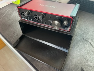 Focusrite Scarlett 2i2 caja y soporte