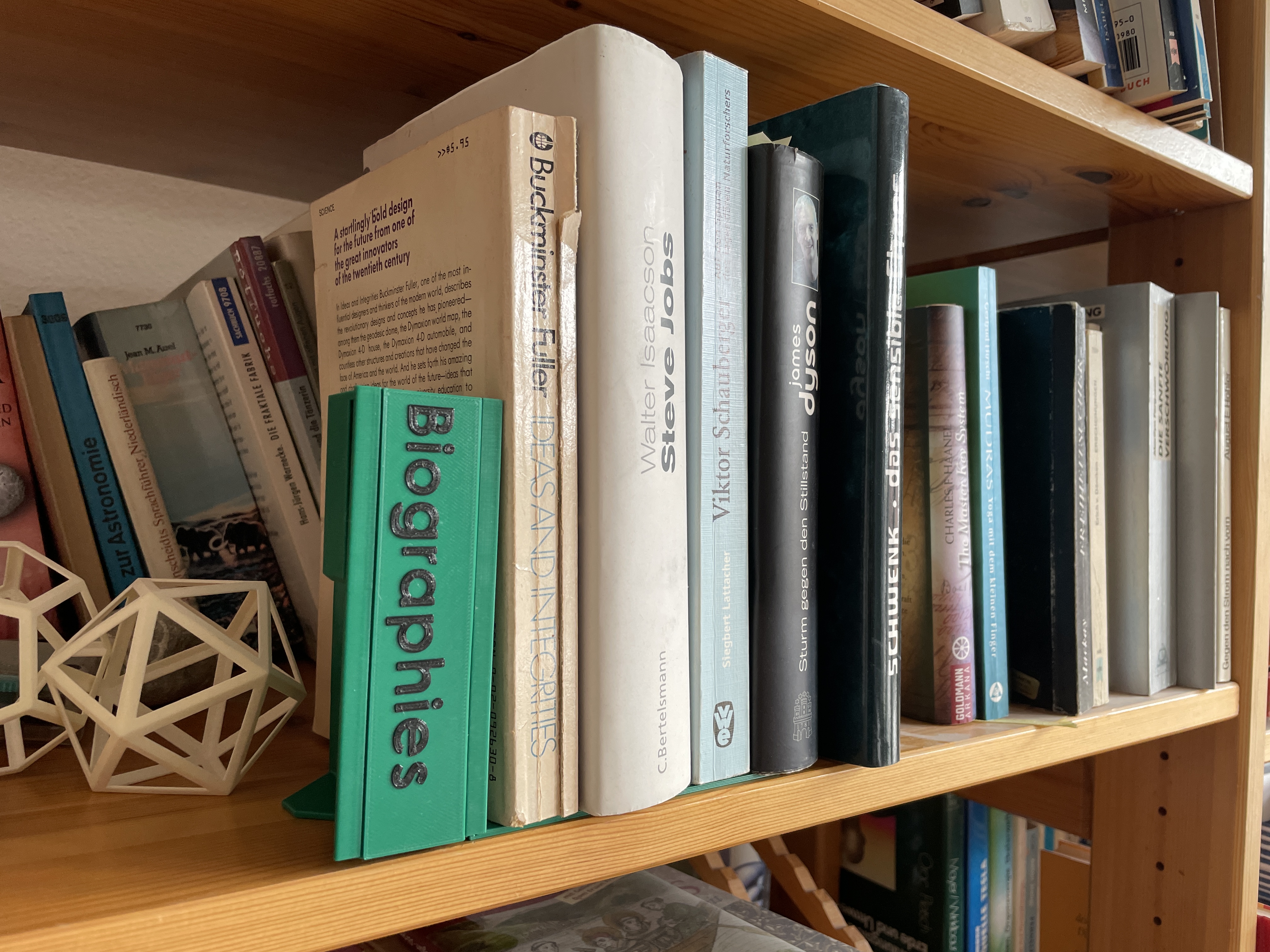 Stable Minimalistic Bookend for labeled bookshelf