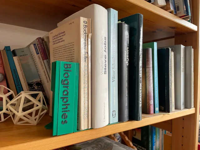Stable Minimalistic Bookend for labeled bookshelf