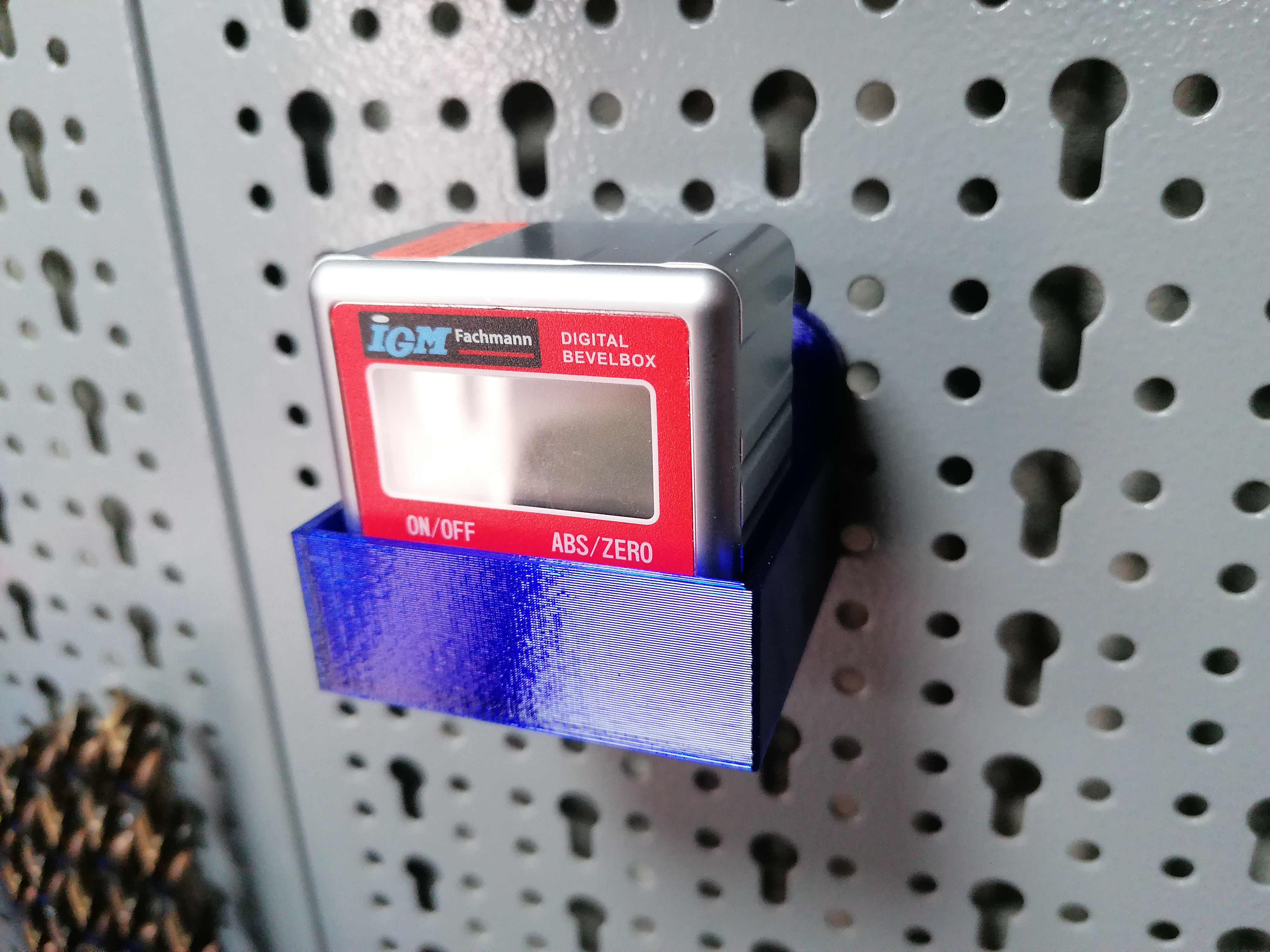 Držák na digitální úhelník (sklonoměr) pro děrovanou stěnu Mars Svratka - pegboard
