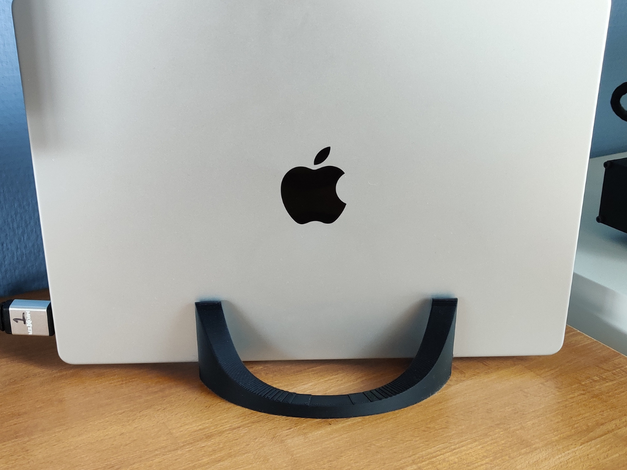 MacBook Pro 14" 2021 vertical stand remix by The3Dfox Download free