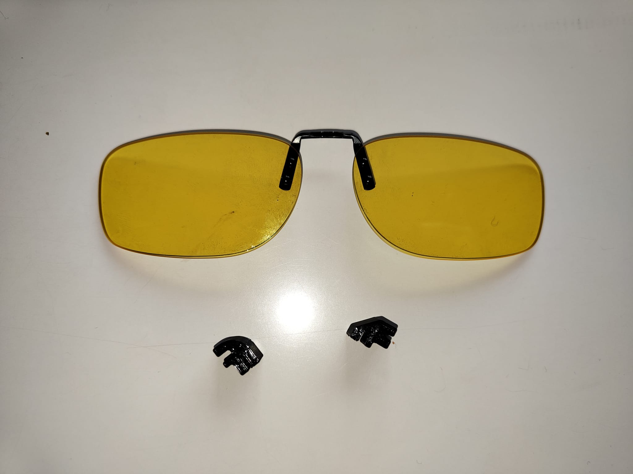 Halter für Gläser gegen Blaues Licht auf Brille