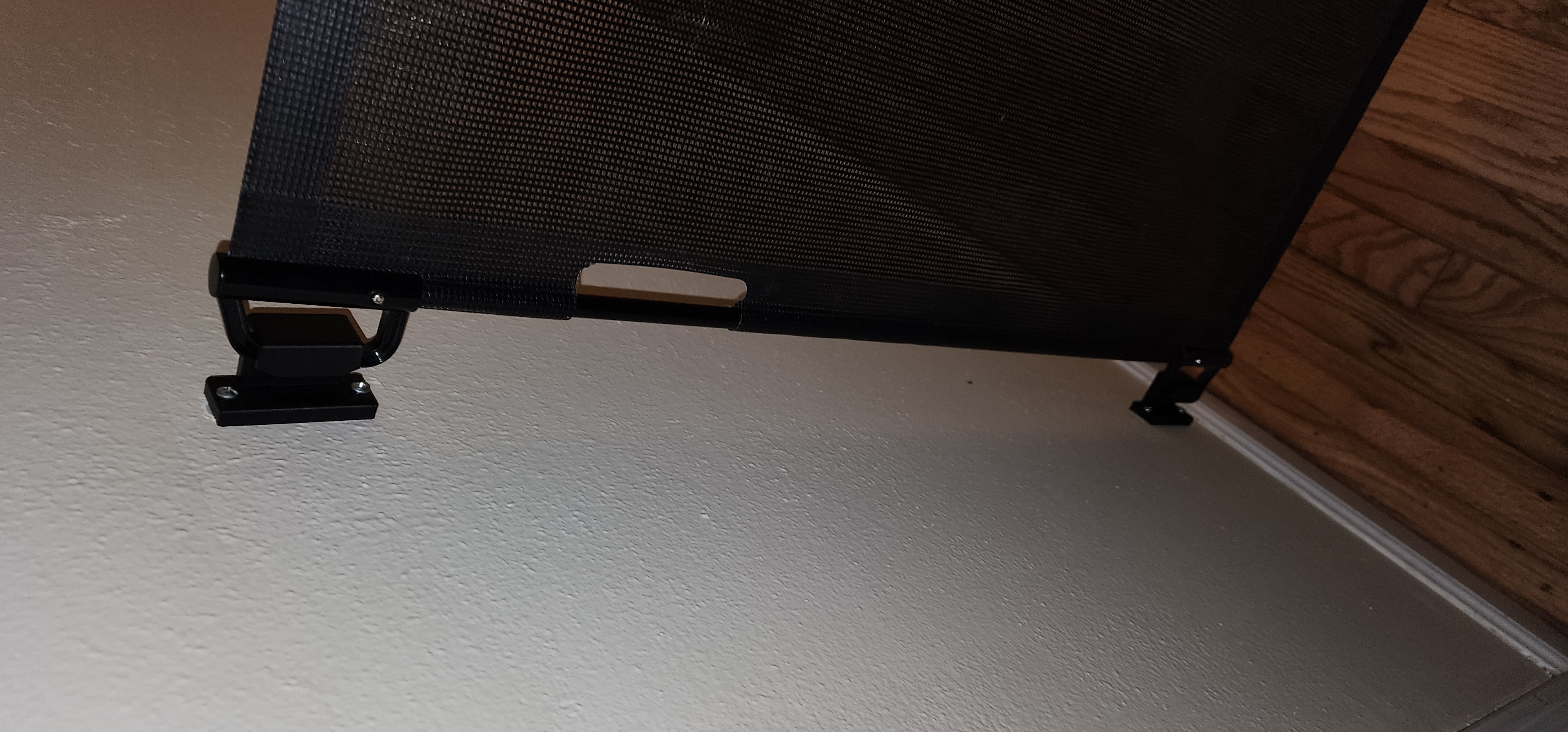 Retractable gate hook