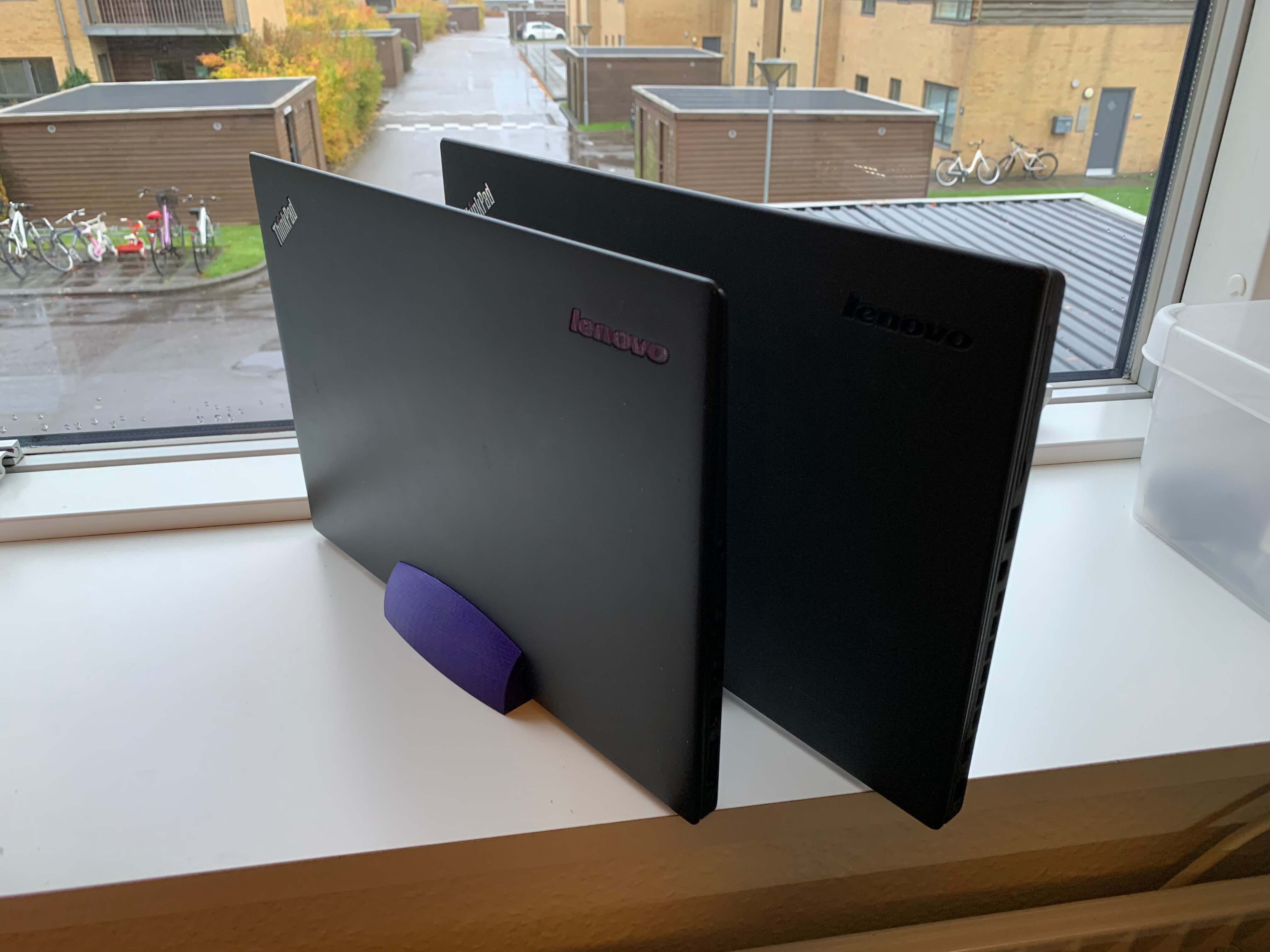 Simple laptop stand