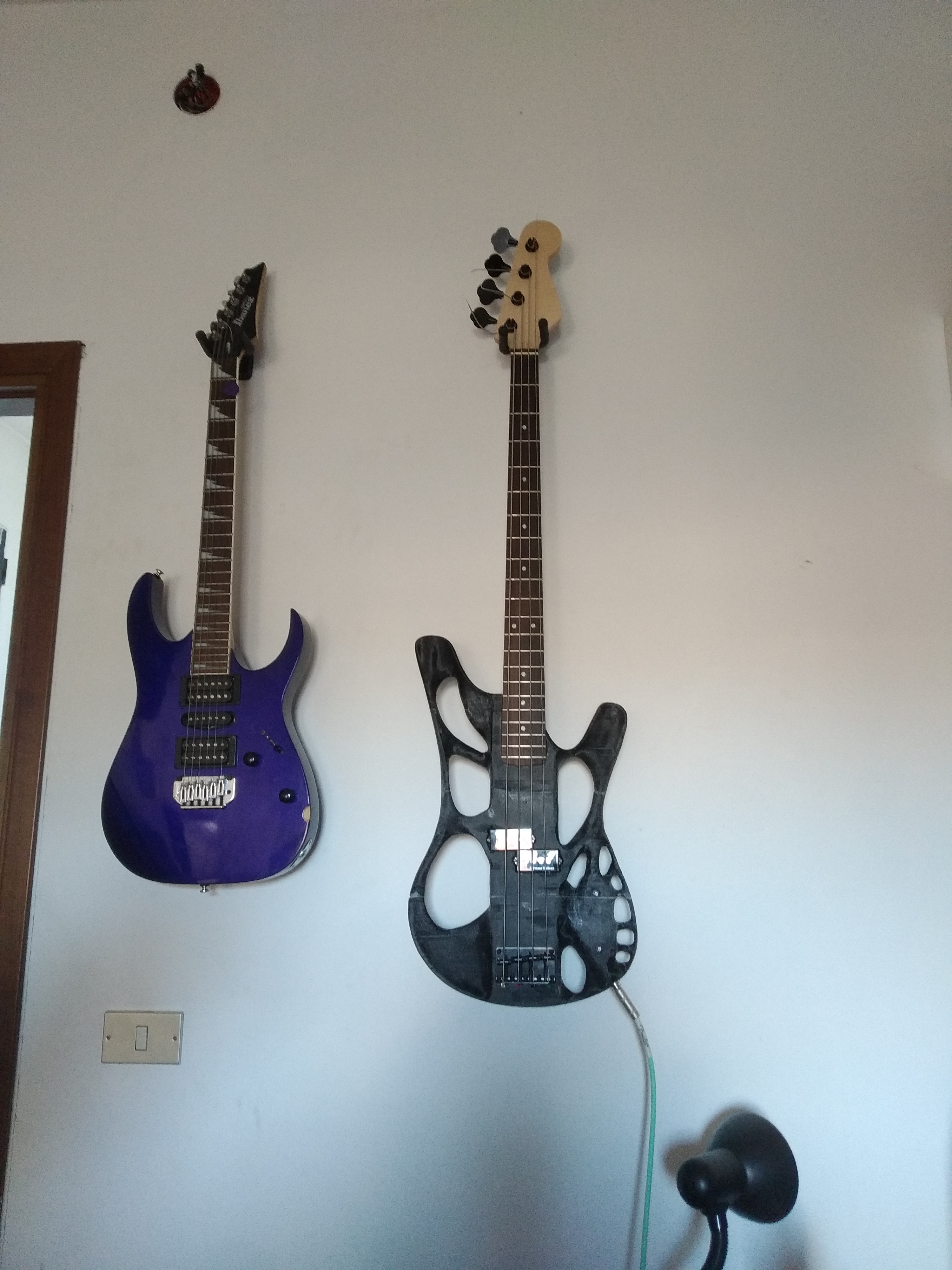 Shape Optimized Bass Guitar
