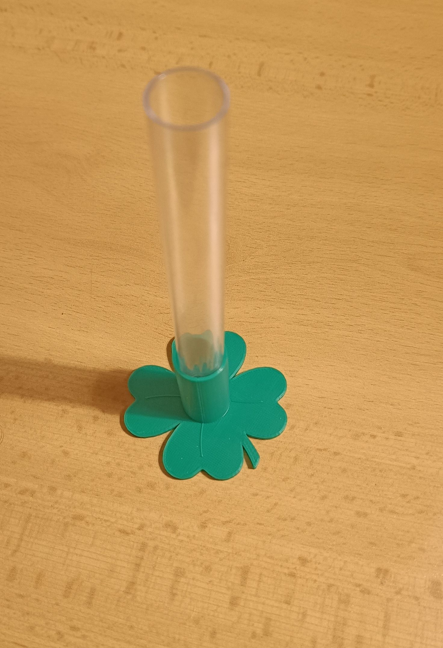 Stojánek ve tvaru čtyřlístku na zkumavku o průměru 16 mm / Clover-shaped stand for 16 mm diameter test tubes