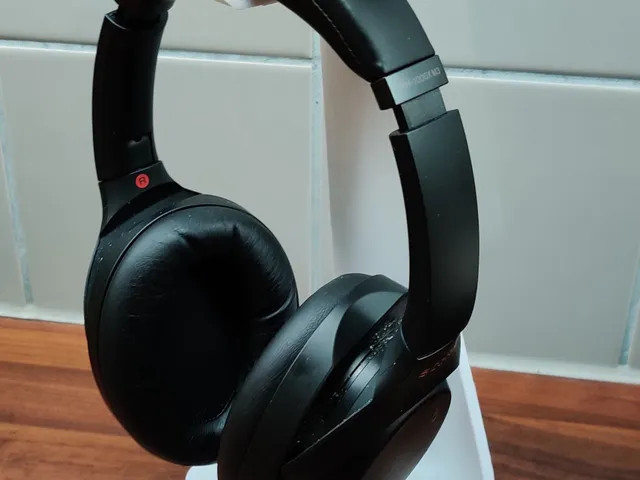 Simple headphone stand