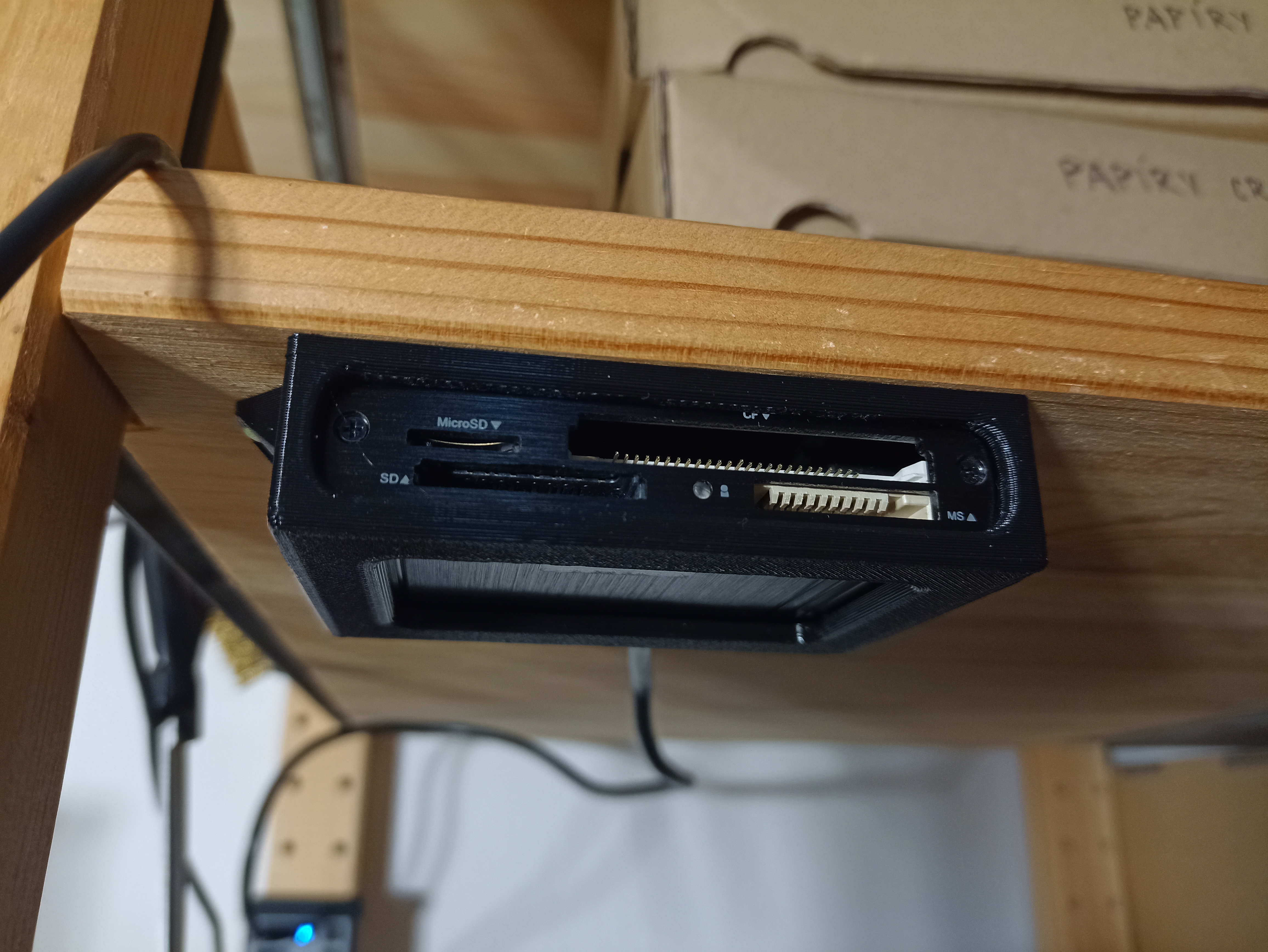 akasa card reader holder / Držák na čtečku karet akasa