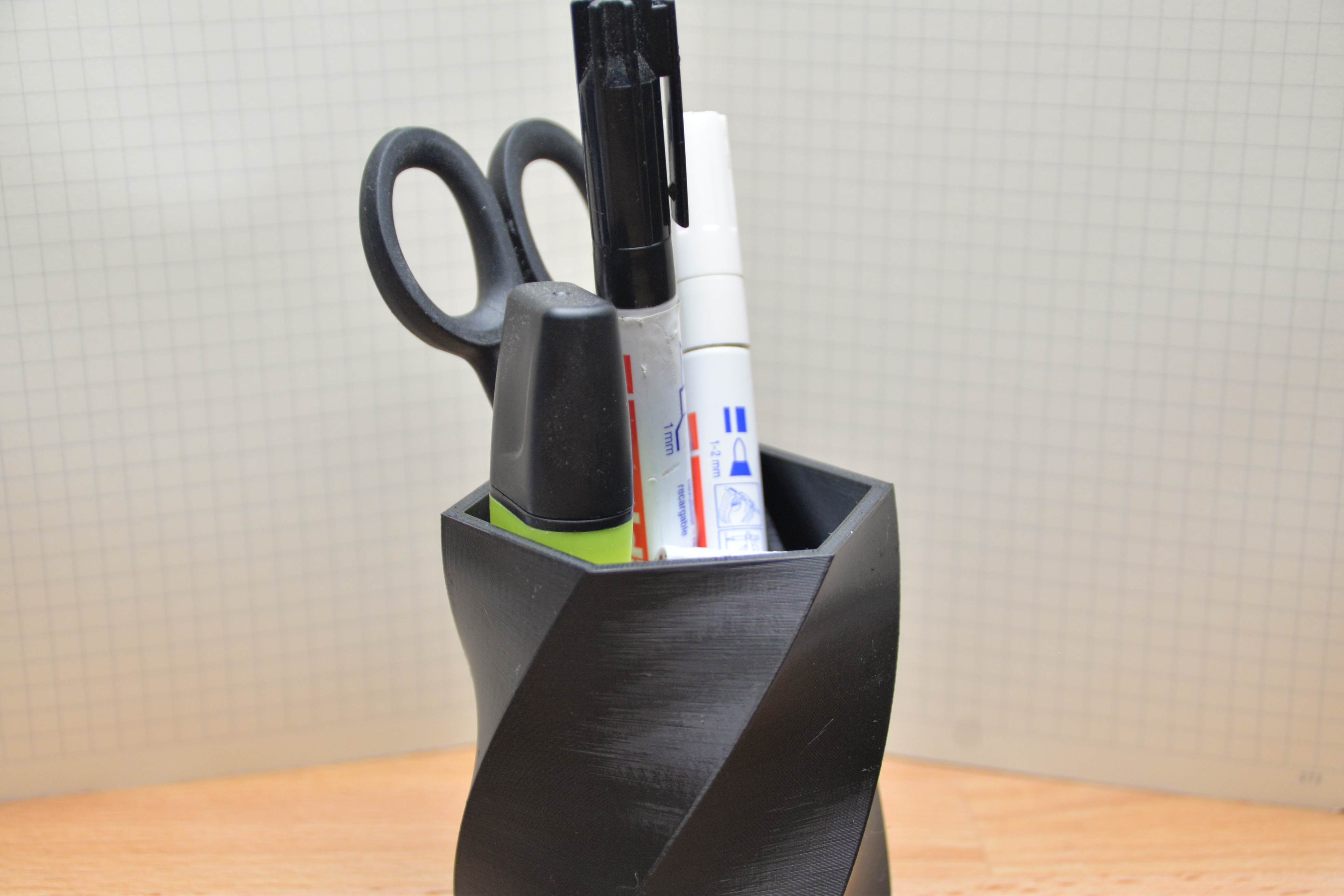 Clean pencil holder by KMS