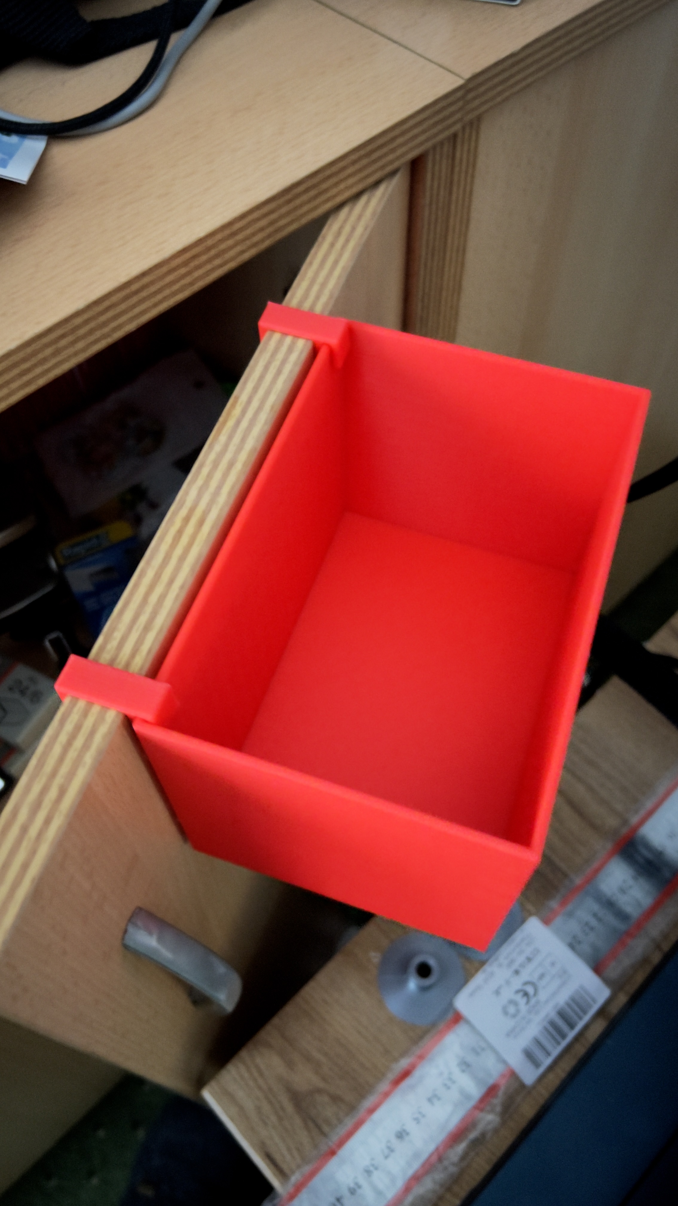 Wastepaper basket with holder for cupboard doors /Papierkorb mit Halter für Schranktüren