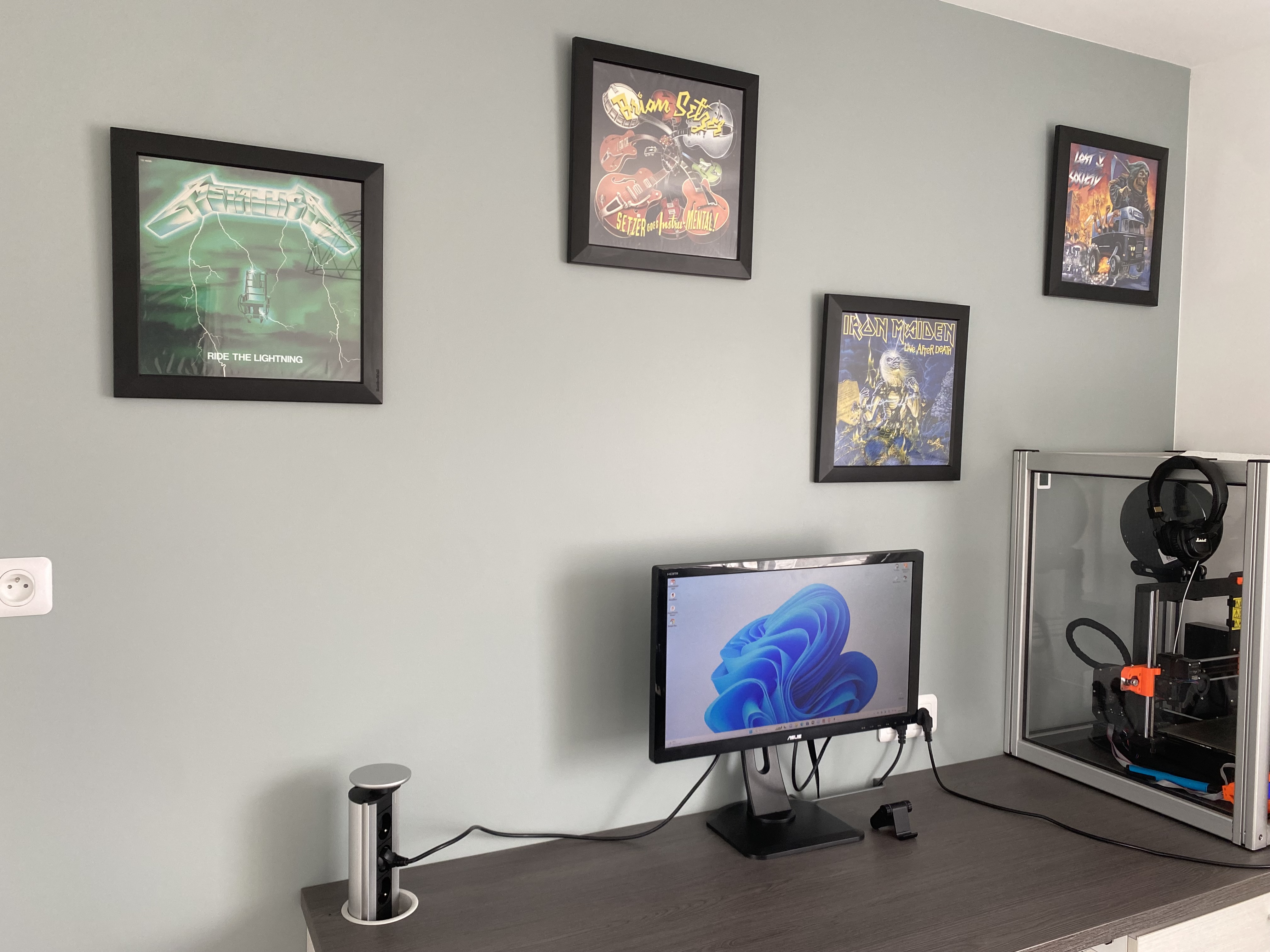 ADHESIVE WALL MOUNT