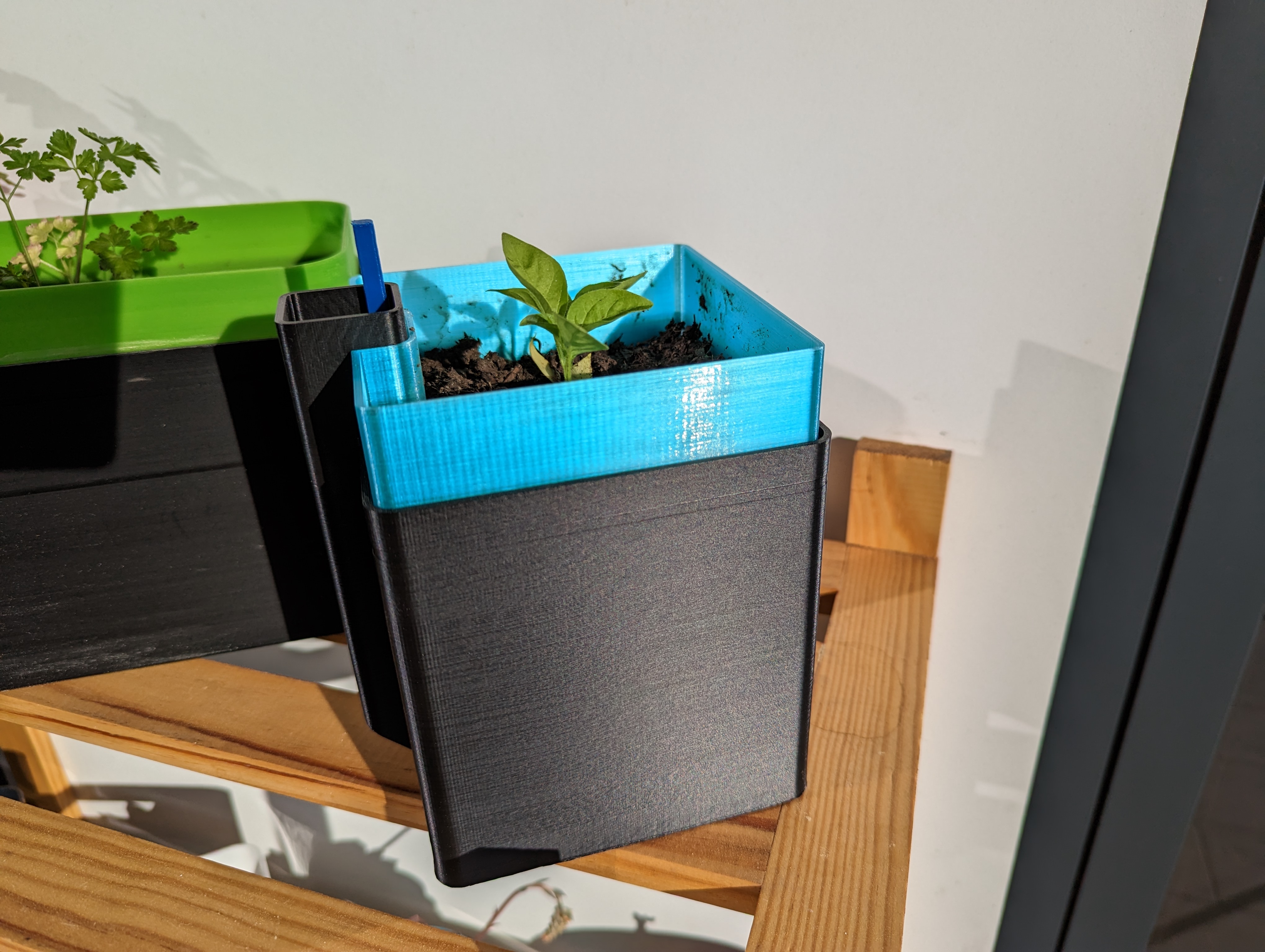 Self-watering square planter (fix)
