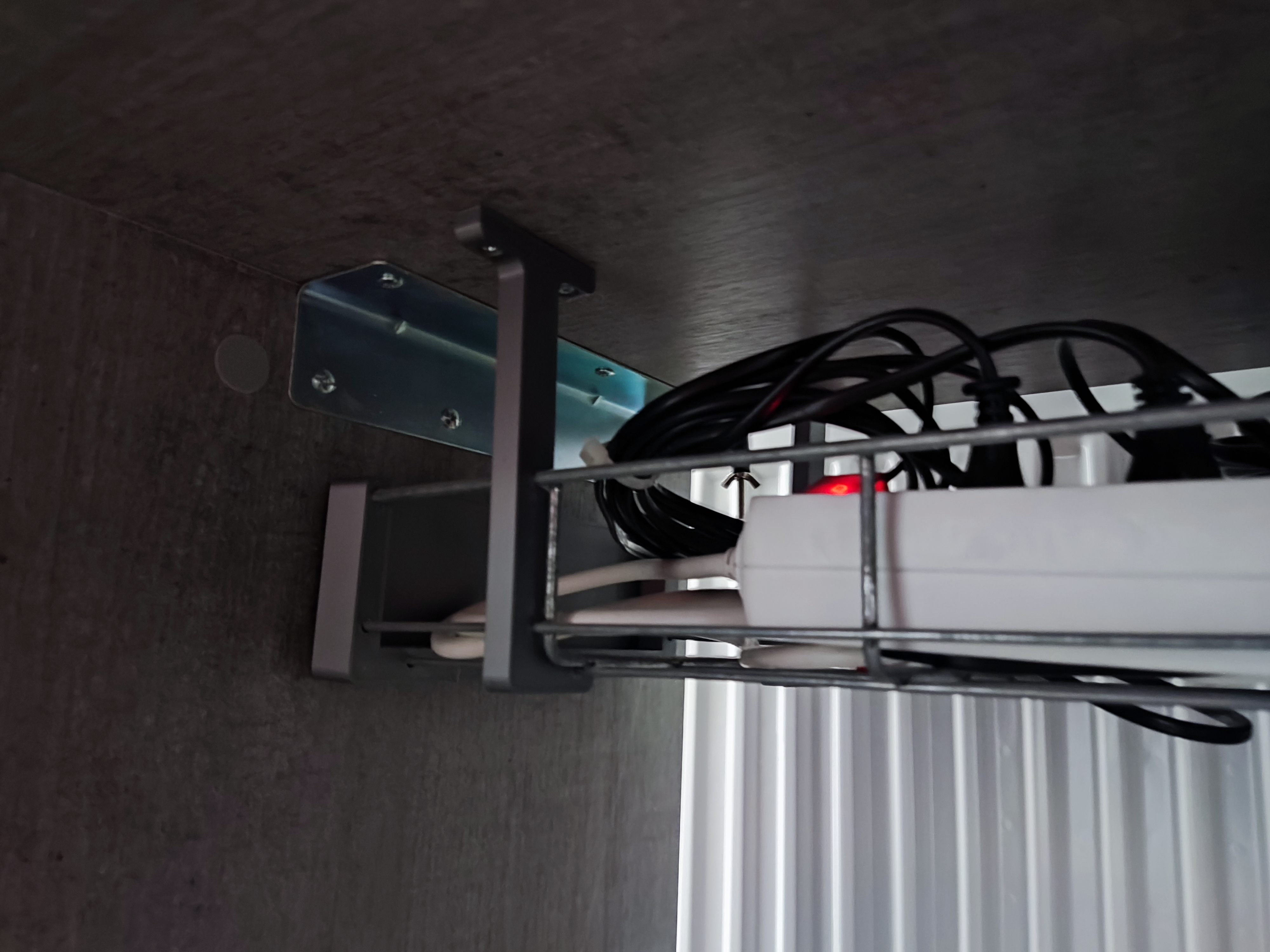 Simple holders and end cap for mesh cable duct 200x60