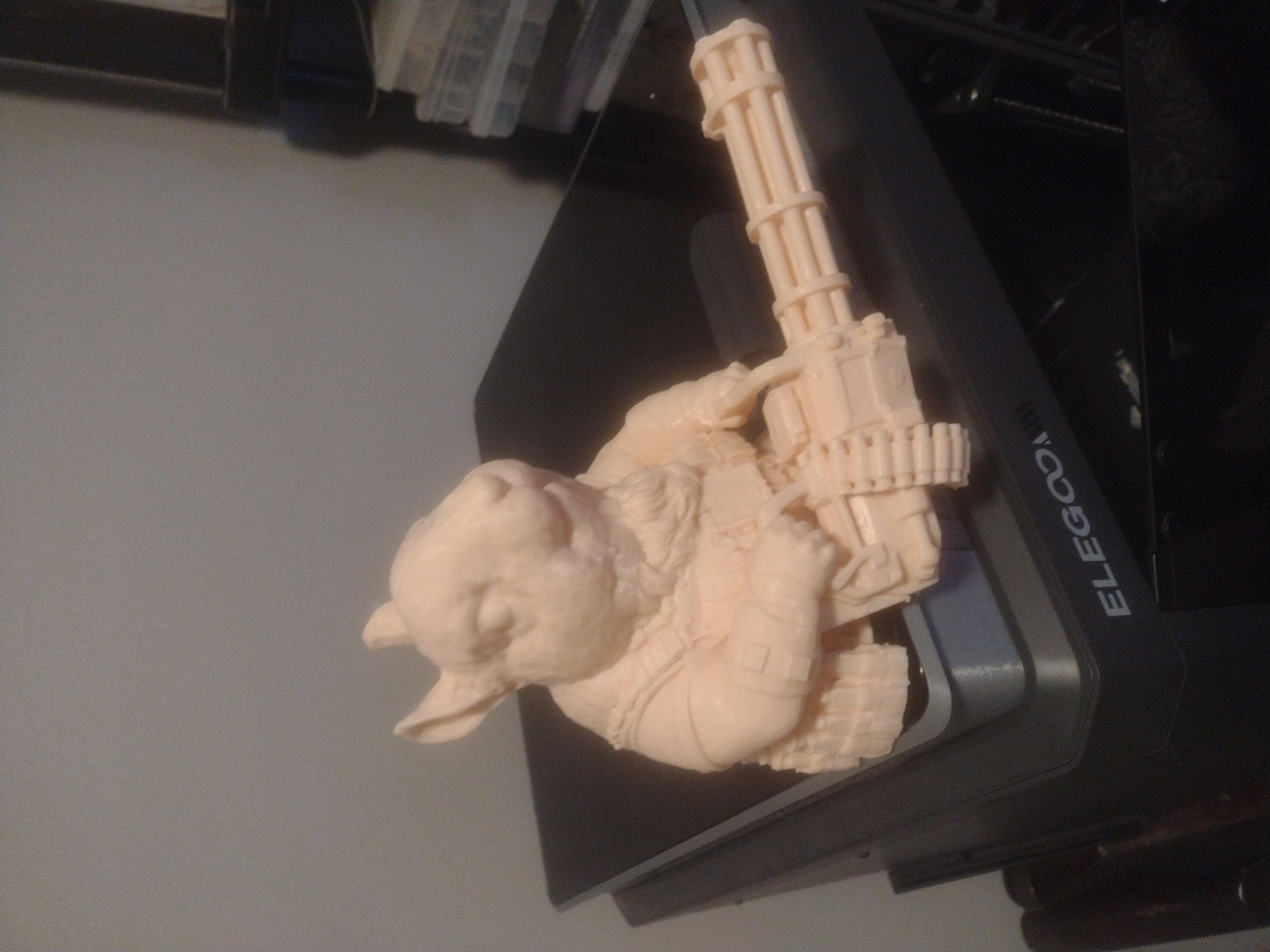 Miniatura 3 do modelo 3D Squirrel Feeder Head with Mini Gun