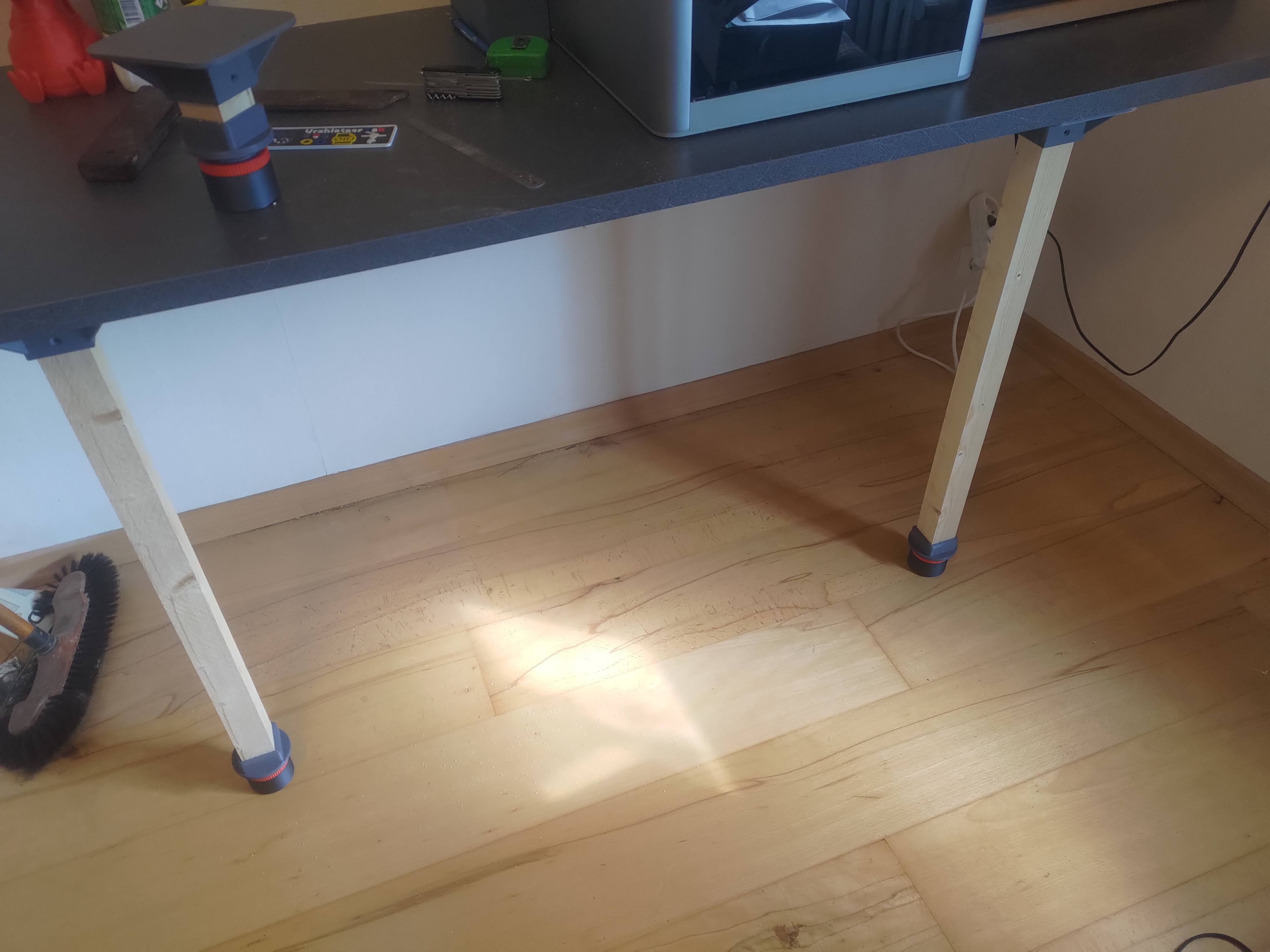 Adjustable table  leg