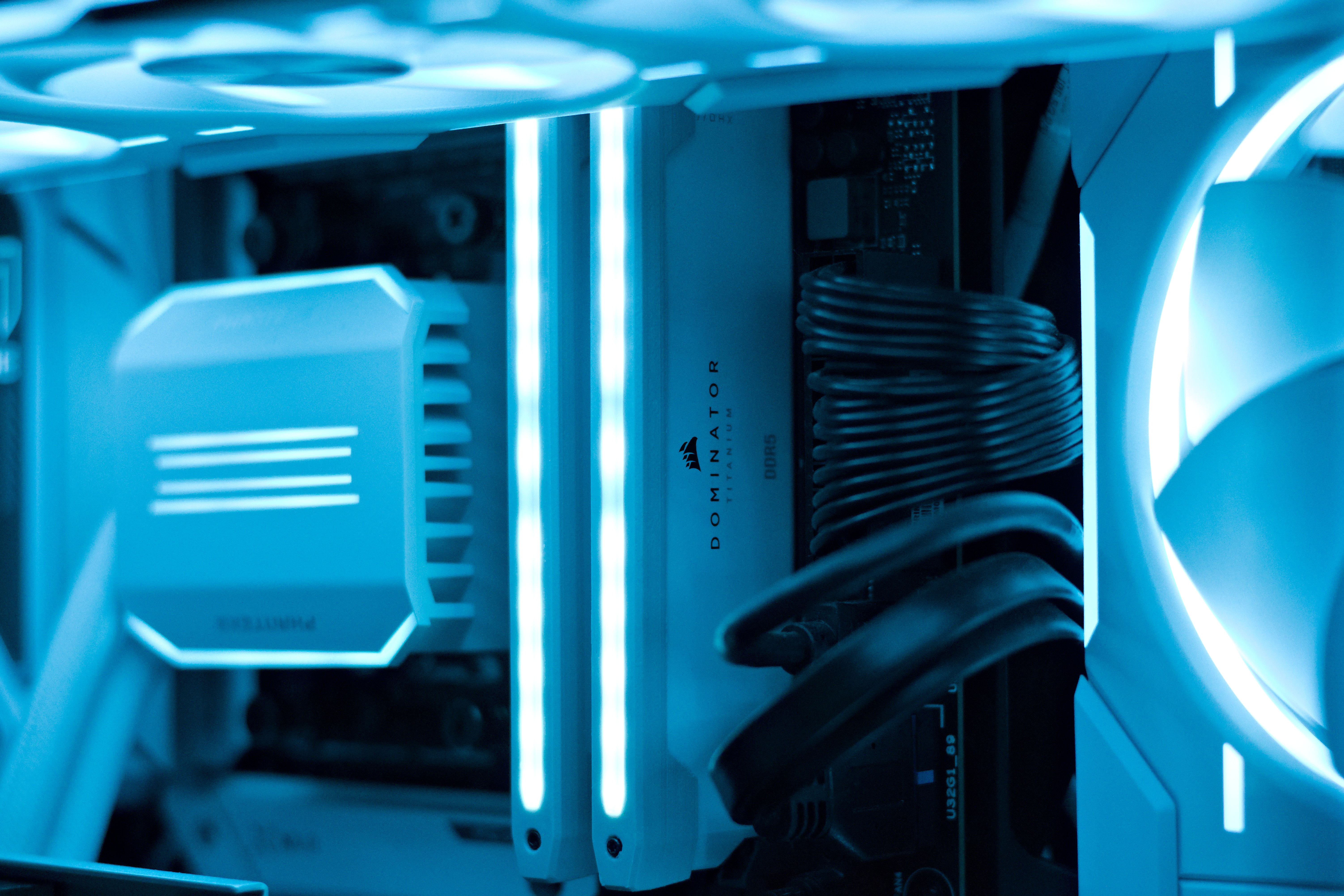 Low-profile topbar for Corsair Dominator RAM