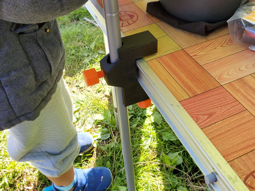 Picnic table lantern pole clamp