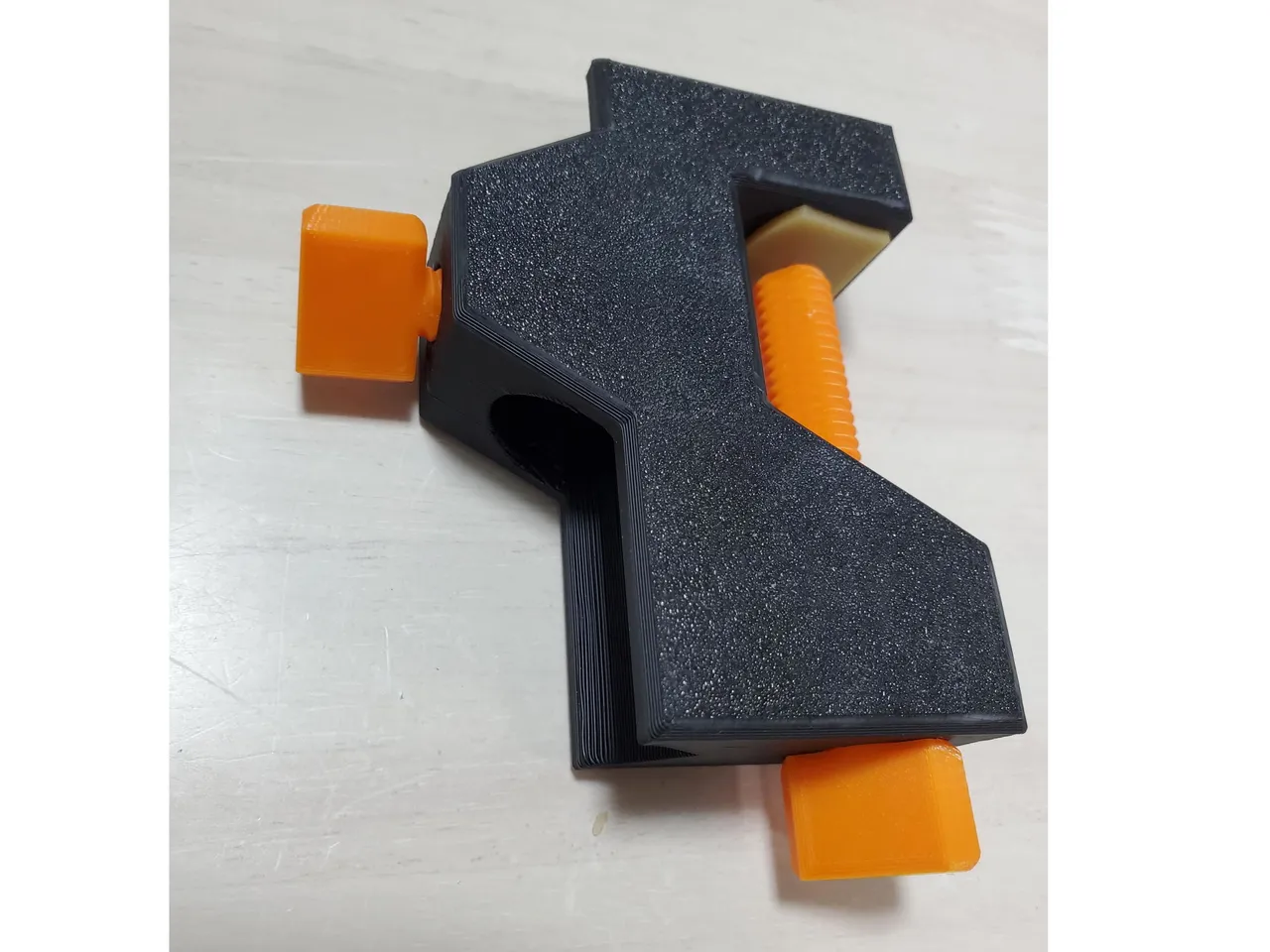 Picnic table lantern pole clamp by Red Haniwa | Download free STL