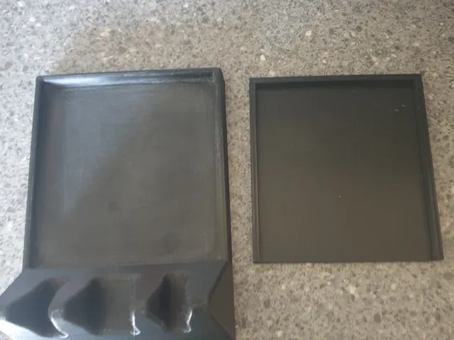 Spoon holder with removeable tray