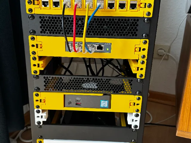 Click-Rail: Simple Rail System for 10-Inch Racks