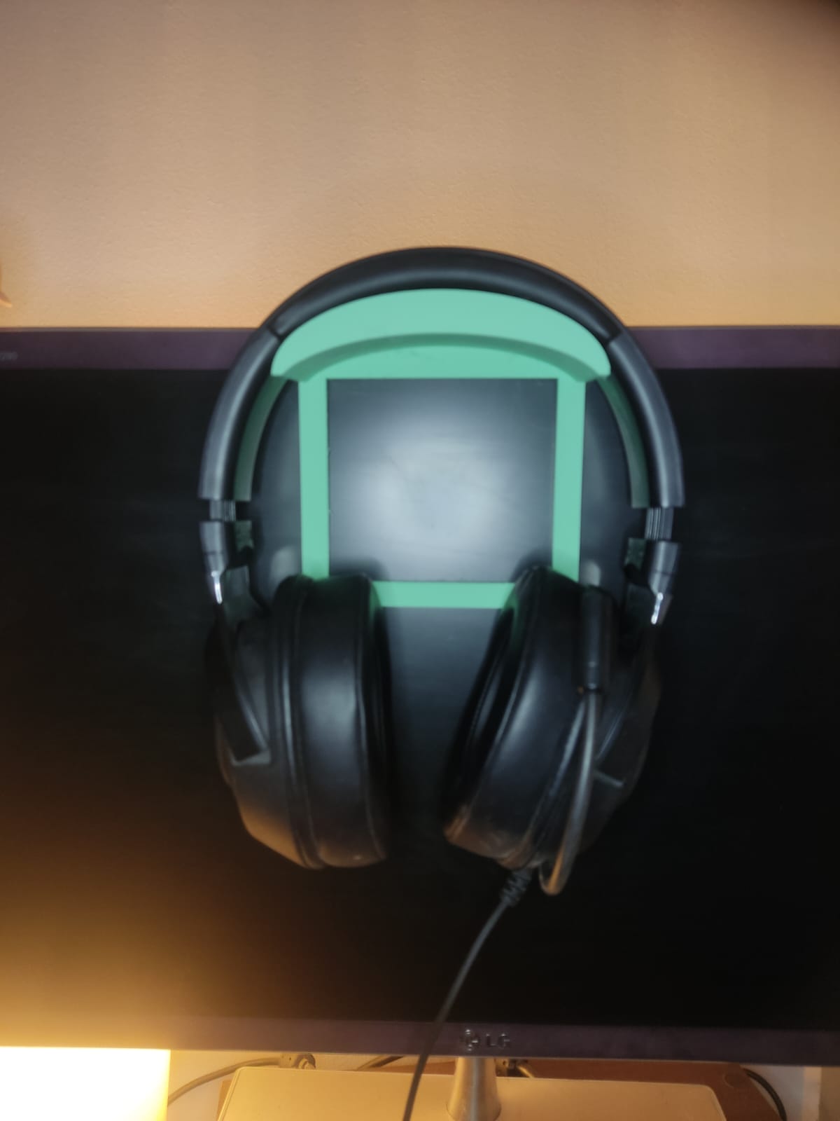 Basic headset holder for thin monitors or laptops
