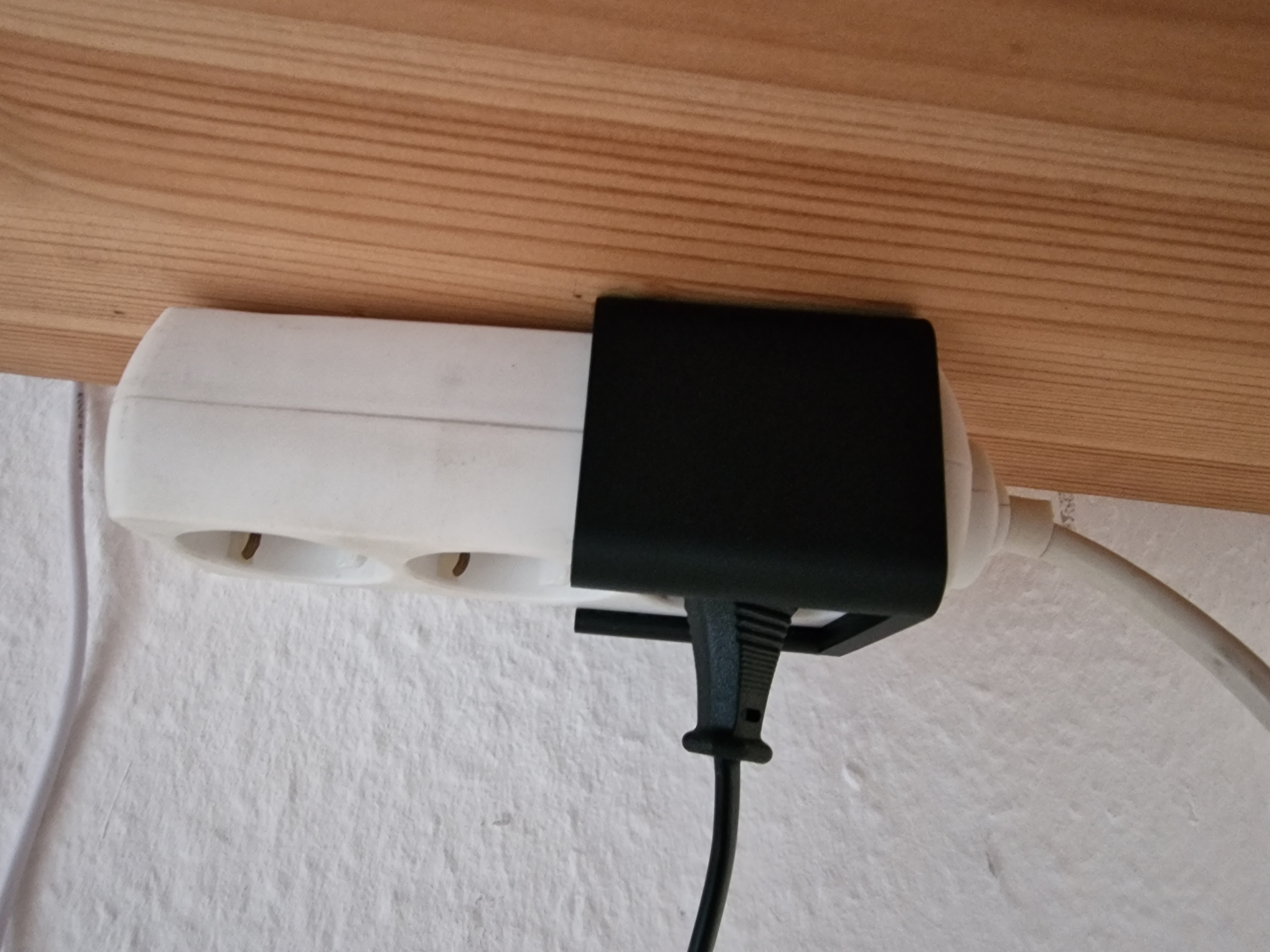 Steckdosenleistenhalter (Steckerleiste herausziehbar), Power Strip Holder (can be pulled out)